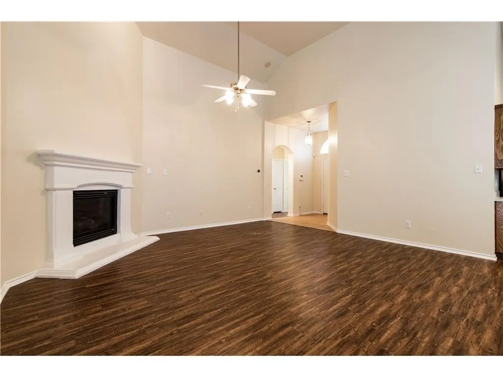 Single Family Residence For Rent in Tarrant County , 5000 Royal Burgess Drive, Fort Worth, Texas 76135, 4 Bedroom, 2 Bathroom, 2 Garage spaces, 1,670 Sqft, built in 2004, mls#21409801, Real Estate Agent in Fort Worth, Homes For Rent in Tarrant county, Homes For Rent in Fort Worth, Realtor in Fort Worth Texas, Real Estate Brokerage Independent Realty Texas, Luminita Cordes Realtor