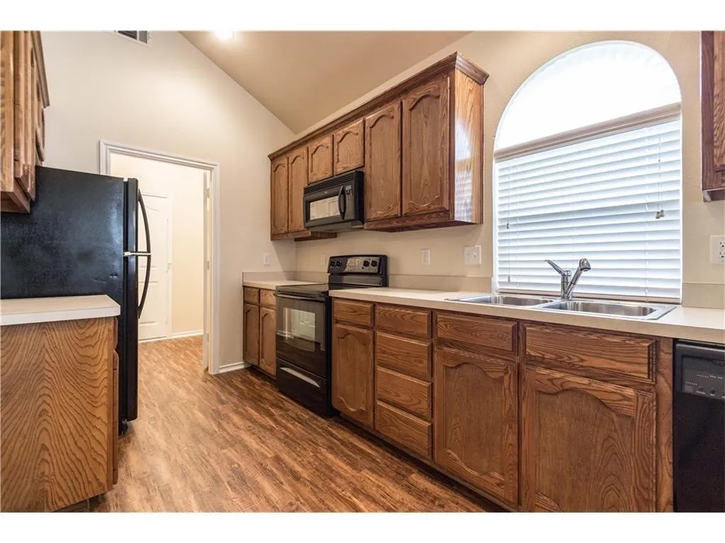 Single Family Residence For Rent in Tarrant County , 5000 Royal Burgess Drive, Fort Worth, Texas 76135, 4 Bedroom, 2 Bathroom, 2 Garage spaces, 1,670 Sqft, built in 2004, mls#21409801, Real Estate Agent in Fort Worth, Homes For Rent in Tarrant county, Homes For Rent in Fort Worth, Realtor in Fort Worth Texas, Real Estate Brokerage Independent Realty Texas, Luminita Cordes Realtor
