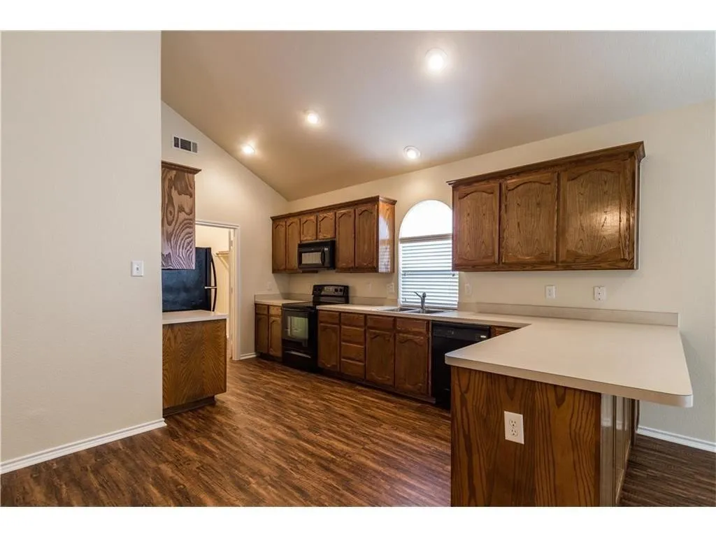 Single Family Residence For Rent in Tarrant County , 5000 Royal Burgess Drive, Fort Worth, Texas 76135, 4 Bedroom, 2 Bathroom, 2 Garage spaces, 1,670 Sqft, built in 2004, mls#21409801, Real Estate Agent in Fort Worth, Homes For Rent in Tarrant county, Homes For Rent in Fort Worth, Realtor in Fort Worth Texas, Real Estate Brokerage Independent Realty Texas, Luminita Cordes Realtor