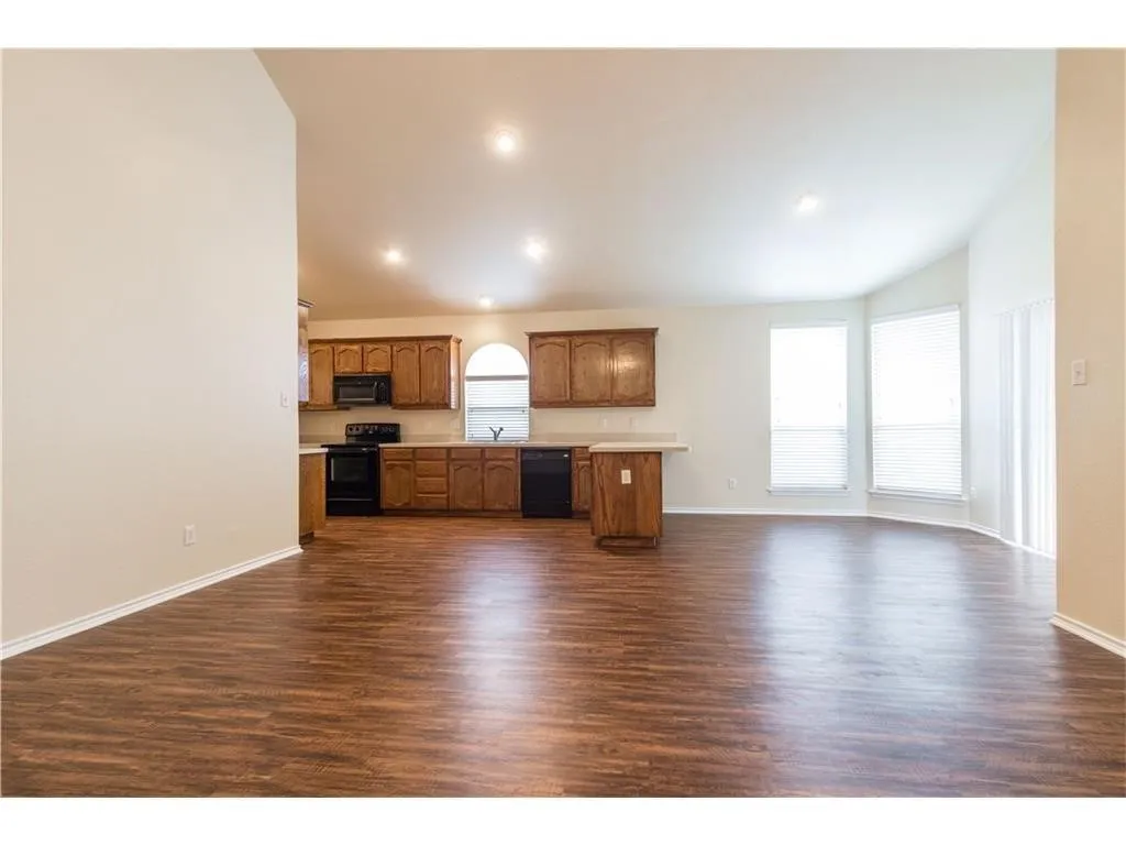 Single Family Residence For Rent in Tarrant County , 5000 Royal Burgess Drive, Fort Worth, Texas 76135, 4 Bedroom, 2 Bathroom, 2 Garage spaces, 1,670 Sqft, built in 2004, mls#21409801, Real Estate Agent in Fort Worth, Homes For Rent in Tarrant county, Homes For Rent in Fort Worth, Realtor in Fort Worth Texas, Real Estate Brokerage Independent Realty Texas, Luminita Cordes Realtor