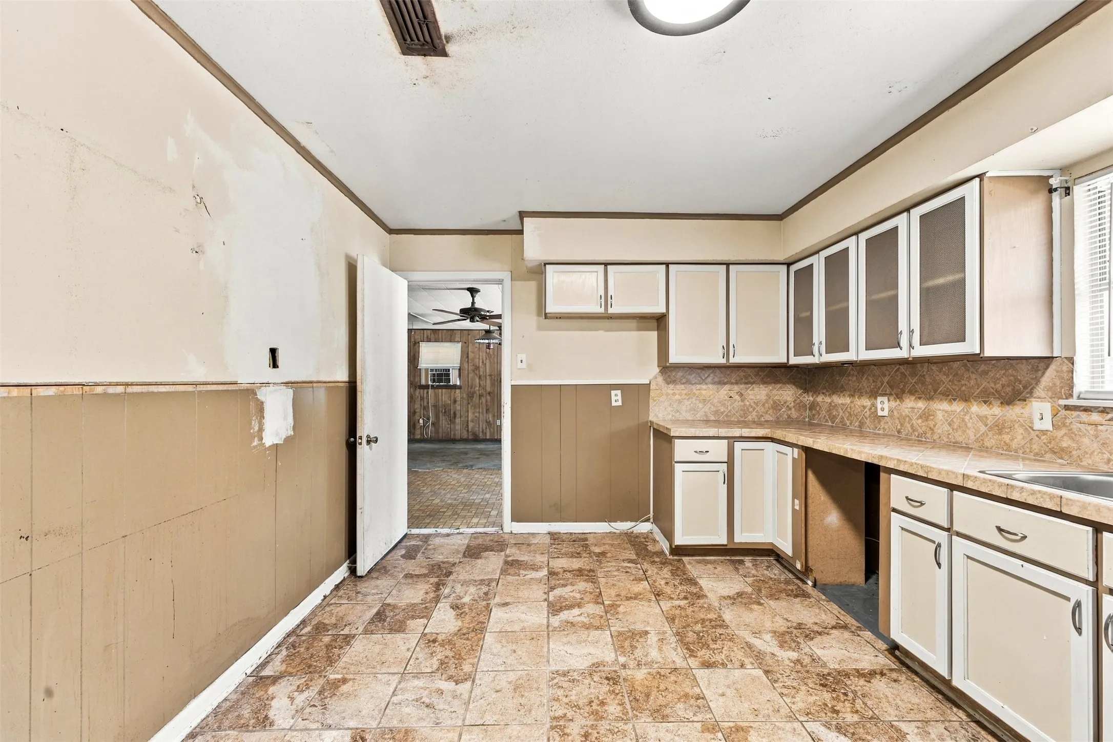 Single Family Residence For Sale in Mc Lennan County , 1407 Berkshire Street, Waco, Texas 76705, 3 Bedroom, 2 Bathroom, Garage spaces, 2,040 Sqft, built in 1960, mls#21411204, Real Estate Agent in Waco, Homes For Sale in Mc Lennan county, Homes For Sale in Waco, Realtor in Waco Texas, Real Estate Brokerage Independent Realty Texas, Luminita Cordes Realtor