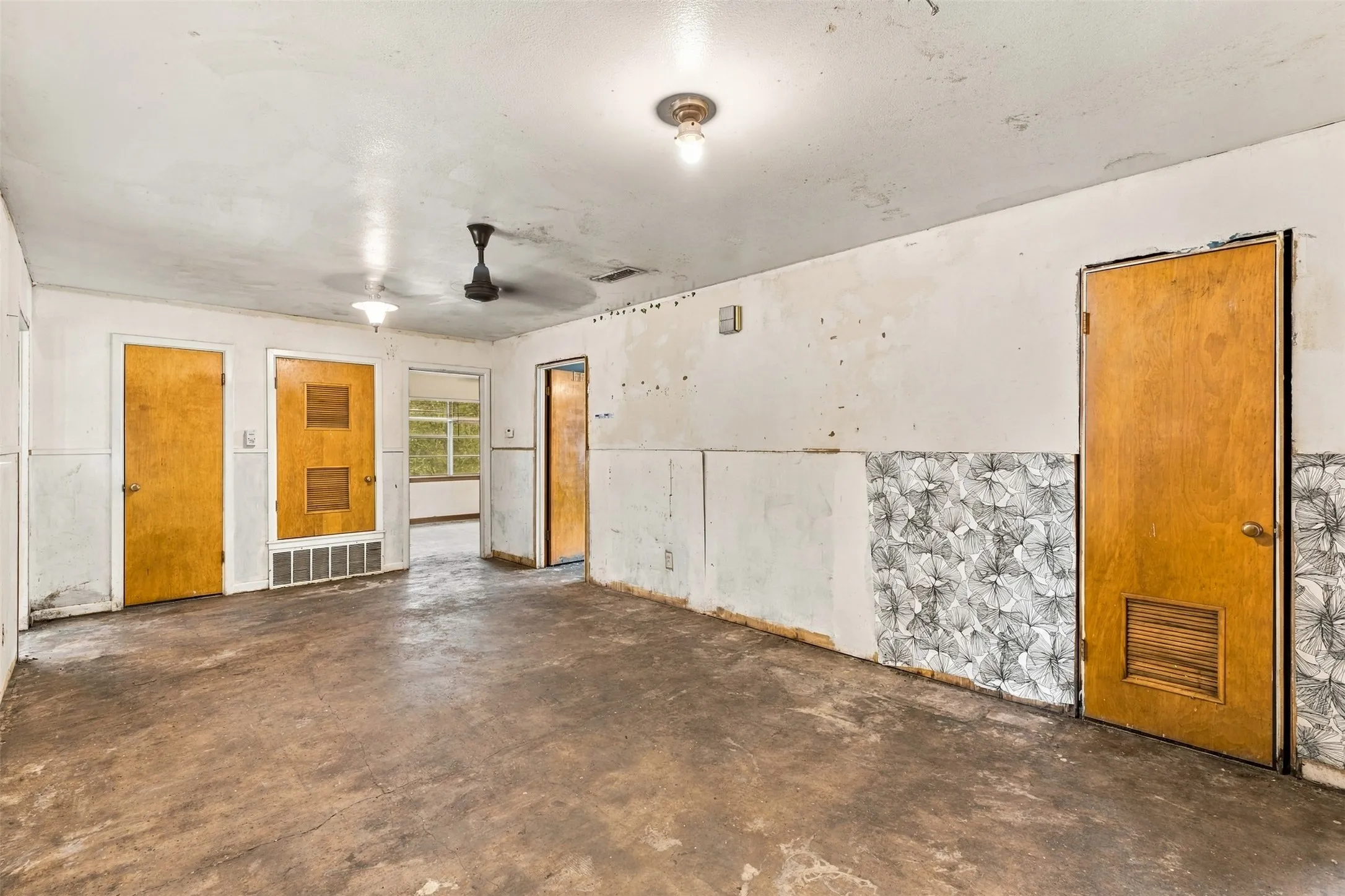 Single Family Residence For Sale in Mc Lennan County , 1407 Berkshire Street, Waco, Texas 76705, 3 Bedroom, 2 Bathroom, Garage spaces, 2,040 Sqft, built in 1960, mls#21411204, Real Estate Agent in Waco, Homes For Sale in Mc Lennan county, Homes For Sale in Waco, Realtor in Waco Texas, Real Estate Brokerage Independent Realty Texas, Luminita Cordes Realtor