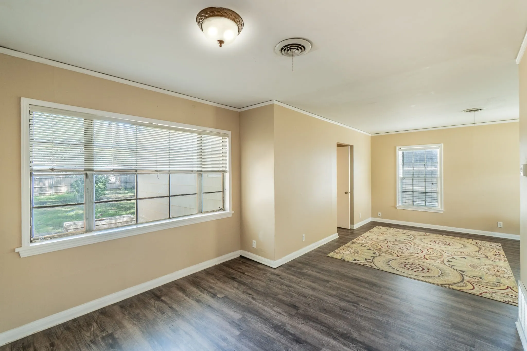 Sunny multipurpose dinging living area