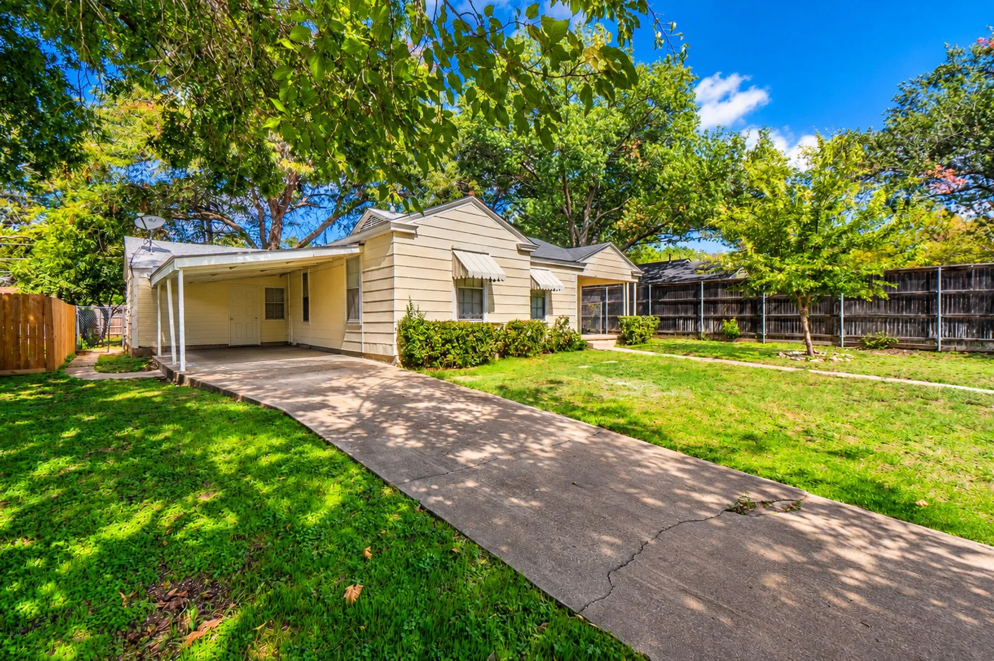 Single Family Residence For Rent in Tarrant County , 6454 Greenway Road, Fort Worth, Texas 76116, 3 Bedroom, 2 Bathroom, Garage spaces, 1,696 Sqft, built in 1943, mls#21411176, Real Estate Agent in Fort Worth, Homes For Rent in Tarrant county, Homes For Rent in Fort Worth, Realtor in Fort Worth Texas, Real Estate Brokerage Independent Realty Texas, Luminita Cordes Realtor