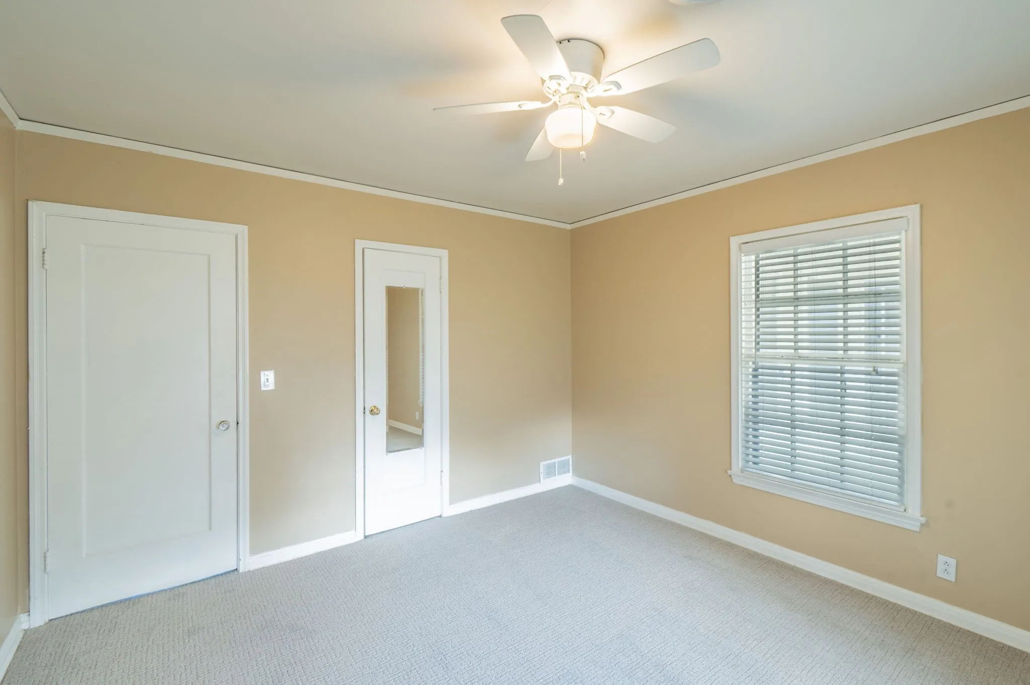 Single Family Residence For Rent in Tarrant County , 6454 Greenway Road, Fort Worth, Texas 76116, 3 Bedroom, 2 Bathroom, Garage spaces, 1,696 Sqft, built in 1943, mls#21411176, Real Estate Agent in Fort Worth, Homes For Rent in Tarrant county, Homes For Rent in Fort Worth, Realtor in Fort Worth Texas, Real Estate Brokerage Independent Realty Texas, Luminita Cordes Realtor