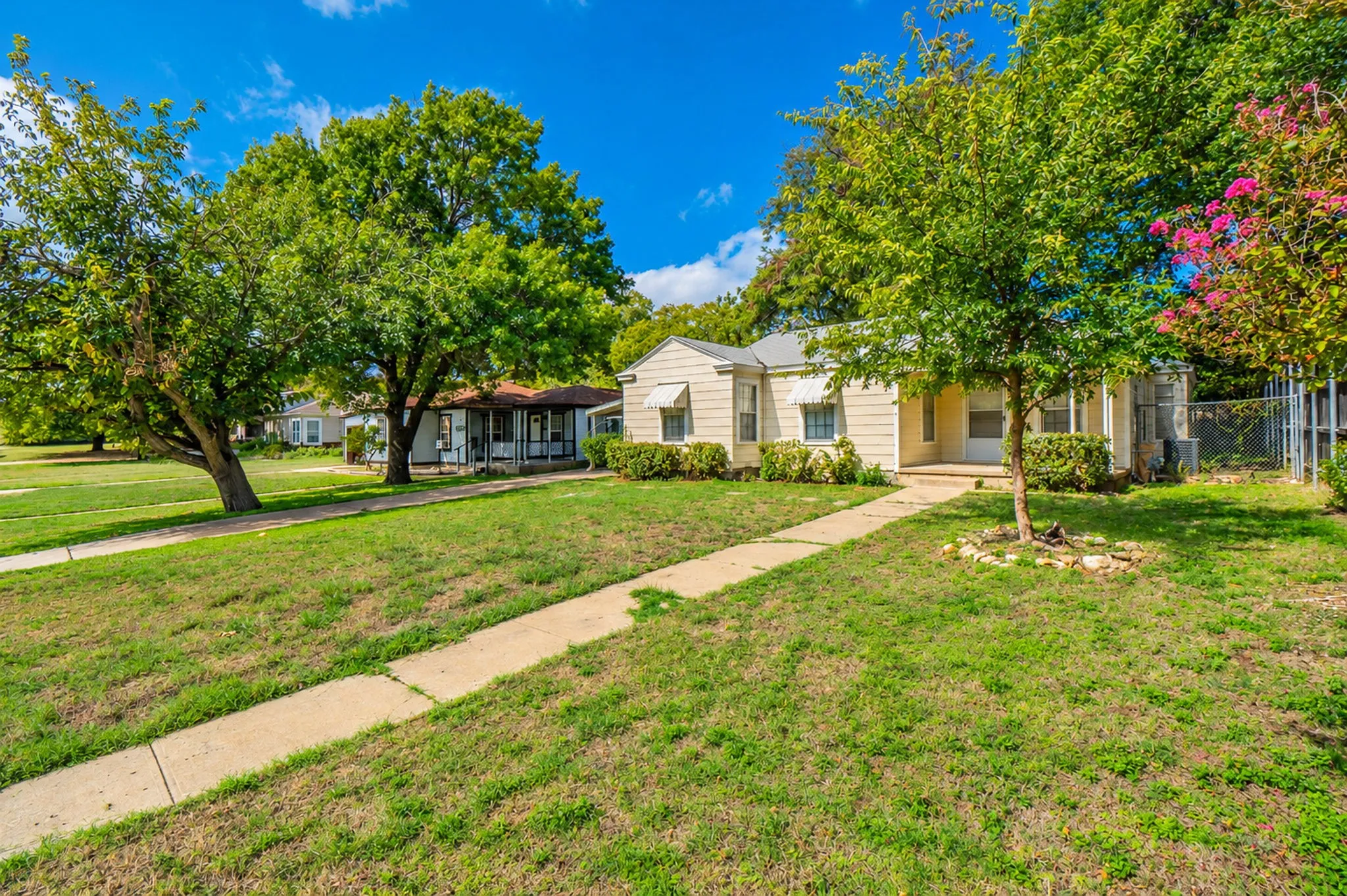 Single Family Residence For Rent in Tarrant County , 6454 Greenway Road, Fort Worth, Texas 76116, 3 Bedroom, 2 Bathroom, Garage spaces, 1,696 Sqft, built in 1943, mls#21411176, Real Estate Agent in Fort Worth, Homes For Rent in Tarrant county, Homes For Rent in Fort Worth, Realtor in Fort Worth Texas, Real Estate Brokerage Independent Realty Texas, Luminita Cordes Realtor