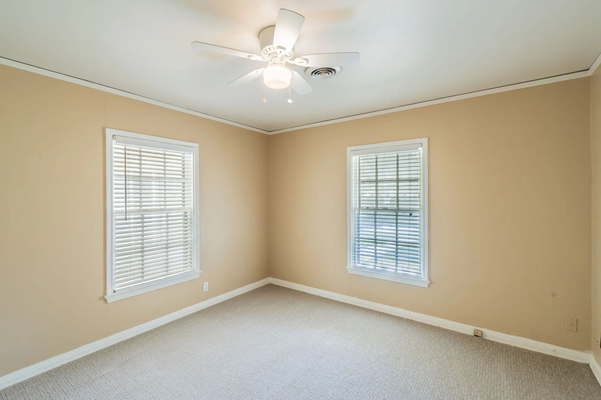 Single Family Residence For Rent in Tarrant County , 6454 Greenway Road, Fort Worth, Texas 76116, 3 Bedroom, 2 Bathroom, Garage spaces, 1,696 Sqft, built in 1943, mls#21411176, Real Estate Agent in Fort Worth, Homes For Rent in Tarrant county, Homes For Rent in Fort Worth, Realtor in Fort Worth Texas, Real Estate Brokerage Independent Realty Texas, Luminita Cordes Realtor