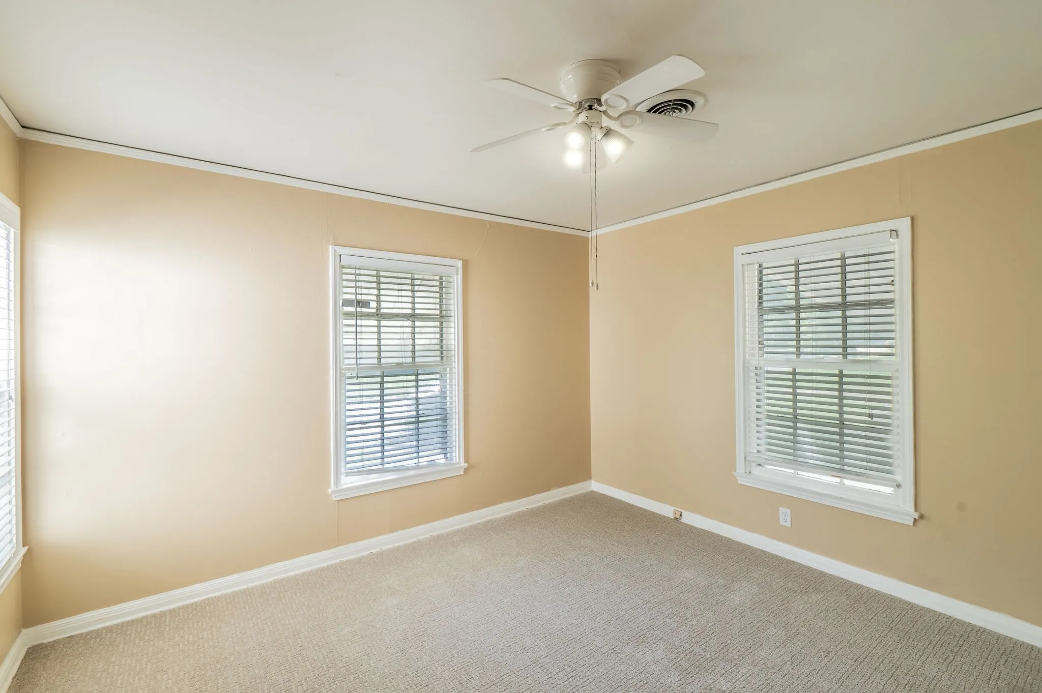 Single Family Residence For Rent in Tarrant County , 6454 Greenway Road, Fort Worth, Texas 76116, 3 Bedroom, 2 Bathroom, Garage spaces, 1,696 Sqft, built in 1943, mls#21411176, Real Estate Agent in Fort Worth, Homes For Rent in Tarrant county, Homes For Rent in Fort Worth, Realtor in Fort Worth Texas, Real Estate Brokerage Independent Realty Texas, Luminita Cordes Realtor
