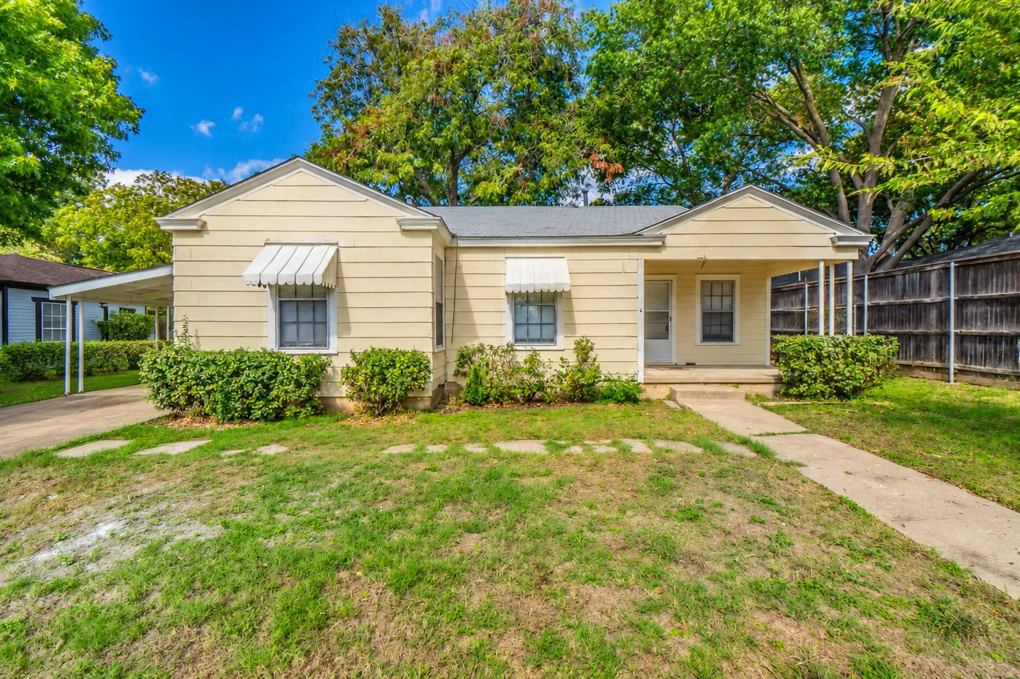 Single Family Residence For Rent in Tarrant County , 6454 Greenway Road, Fort Worth, Texas 76116, 3 Bedroom, 2 Bathroom, Garage spaces, 1,696 Sqft, built in 1943, mls#21411176, Real Estate Agent in Fort Worth, Homes For Rent in Tarrant county, Homes For Rent in Fort Worth, Realtor in Fort Worth Texas, Real Estate Brokerage Independent Realty Texas, Luminita Cordes Realtor