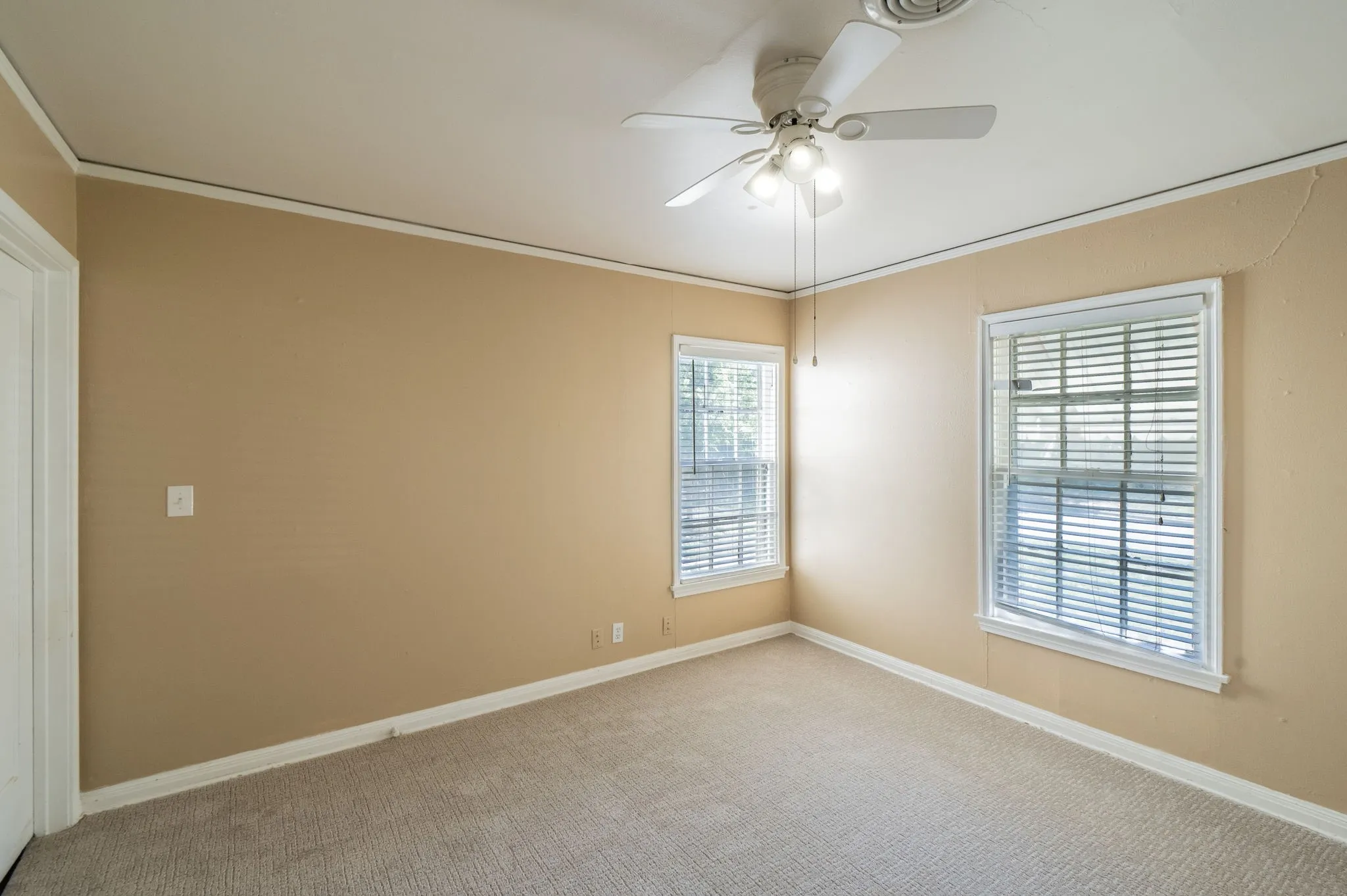Single Family Residence For Rent in Tarrant County , 6454 Greenway Road, Fort Worth, Texas 76116, 3 Bedroom, 2 Bathroom, Garage spaces, 1,696 Sqft, built in 1943, mls#21411176, Real Estate Agent in Fort Worth, Homes For Rent in Tarrant county, Homes For Rent in Fort Worth, Realtor in Fort Worth Texas, Real Estate Brokerage Independent Realty Texas, Luminita Cordes Realtor