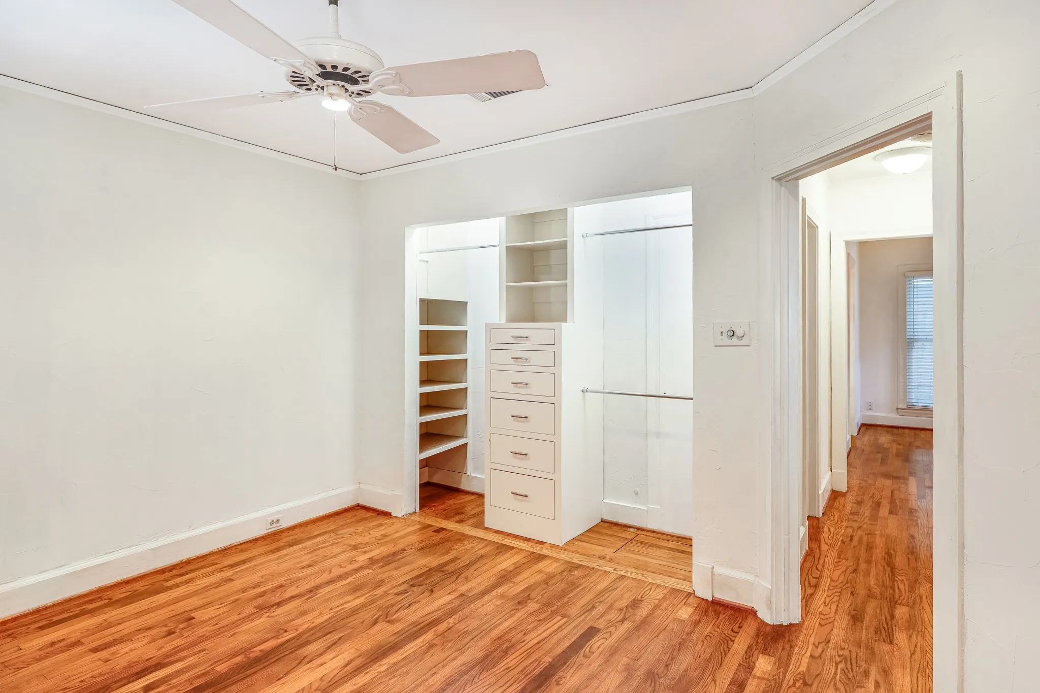 Single Family Residence For Sale in Dallas County , 5411 Stoneleigh Avenue, Dallas, Texas 75235, 2 Bedroom, 10 Bathroom, Garage spaces, 964 Sqft, built in 1937, mls#21409846, Real Estate Agent in Dallas, Homes For Sale in Dallas county, Homes For Sale in Dallas, Realtor in Dallas Texas, Real Estate Brokerage Independent Realty Texas, Luminita Cordes Realtor