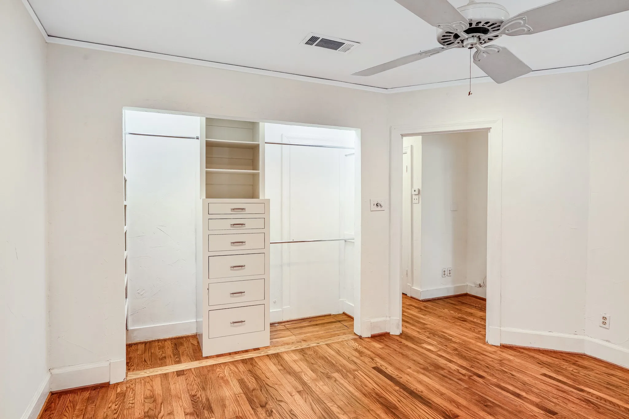 Single Family Residence For Sale in Dallas County , 5411 Stoneleigh Avenue, Dallas, Texas 75235, 2 Bedroom, 10 Bathroom, Garage spaces, 964 Sqft, built in 1937, mls#21409846, Real Estate Agent in Dallas, Homes For Sale in Dallas county, Homes For Sale in Dallas, Realtor in Dallas Texas, Real Estate Brokerage Independent Realty Texas, Luminita Cordes Realtor