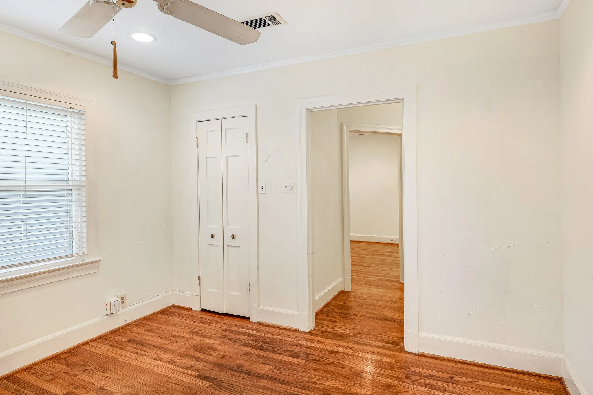 Single Family Residence For Sale in Dallas County , 5411 Stoneleigh Avenue, Dallas, Texas 75235, 2 Bedroom, 10 Bathroom, Garage spaces, 964 Sqft, built in 1937, mls#21409846, Real Estate Agent in Dallas, Homes For Sale in Dallas county, Homes For Sale in Dallas, Realtor in Dallas Texas, Real Estate Brokerage Independent Realty Texas, Luminita Cordes Realtor