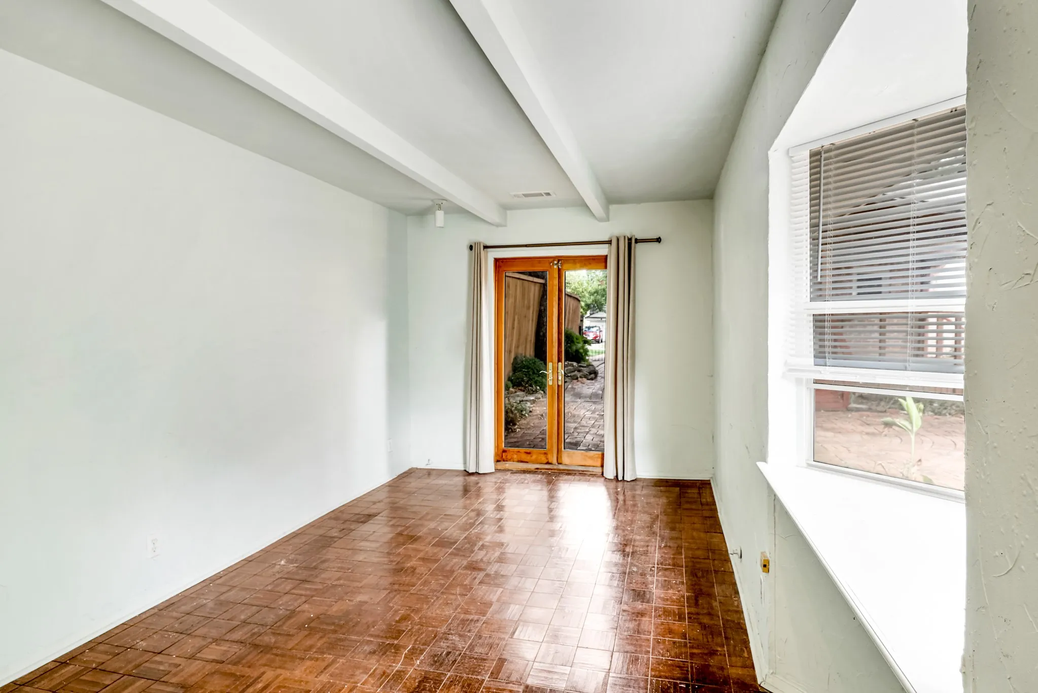 Single Family Residence For Sale in Dallas County , 5411 Stoneleigh Avenue, Dallas, Texas 75235, 2 Bedroom, 10 Bathroom, Garage spaces, 964 Sqft, built in 1937, mls#21409846, Real Estate Agent in Dallas, Homes For Sale in Dallas county, Homes For Sale in Dallas, Realtor in Dallas Texas, Real Estate Brokerage Independent Realty Texas, Luminita Cordes Realtor