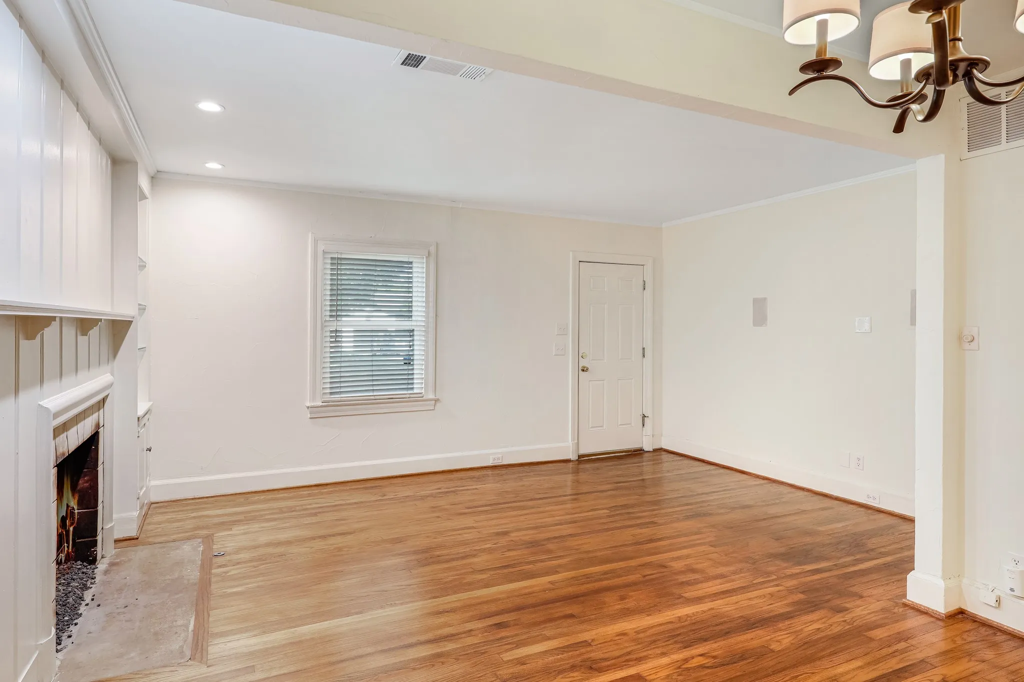 Single Family Residence For Sale in Dallas County , 5411 Stoneleigh Avenue, Dallas, Texas 75235, 2 Bedroom, 10 Bathroom, Garage spaces, 964 Sqft, built in 1937, mls#21409846, Real Estate Agent in Dallas, Homes For Sale in Dallas county, Homes For Sale in Dallas, Realtor in Dallas Texas, Real Estate Brokerage Independent Realty Texas, Luminita Cordes Realtor