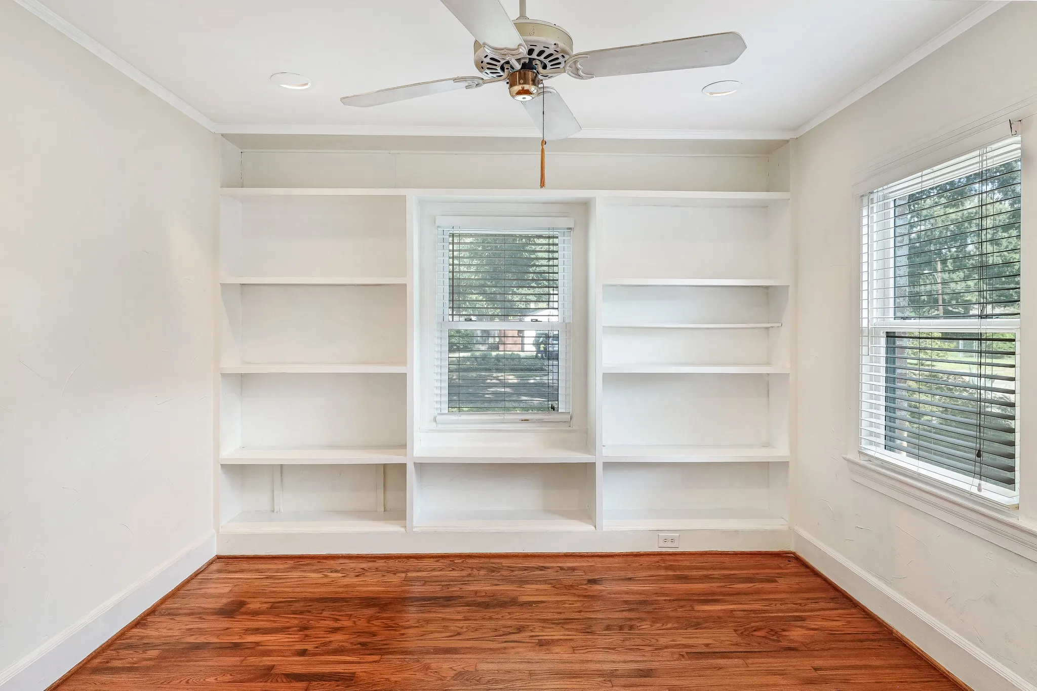 Single Family Residence For Sale in Dallas County , 5411 Stoneleigh Avenue, Dallas, Texas 75235, 2 Bedroom, 10 Bathroom, Garage spaces, 964 Sqft, built in 1937, mls#21409846, Real Estate Agent in Dallas, Homes For Sale in Dallas county, Homes For Sale in Dallas, Realtor in Dallas Texas, Real Estate Brokerage Independent Realty Texas, Luminita Cordes Realtor