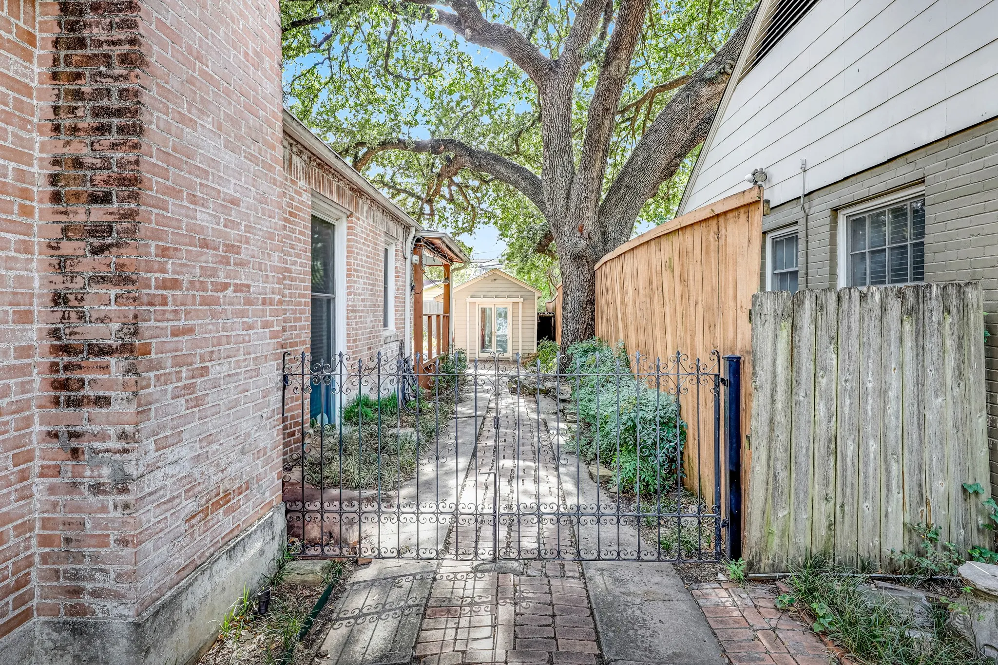 Single Family Residence For Sale in Dallas County , 5411 Stoneleigh Avenue, Dallas, Texas 75235, 2 Bedroom, 10 Bathroom, Garage spaces, 964 Sqft, built in 1937, mls#21409846, Real Estate Agent in Dallas, Homes For Sale in Dallas county, Homes For Sale in Dallas, Realtor in Dallas Texas, Real Estate Brokerage Independent Realty Texas, Luminita Cordes Realtor