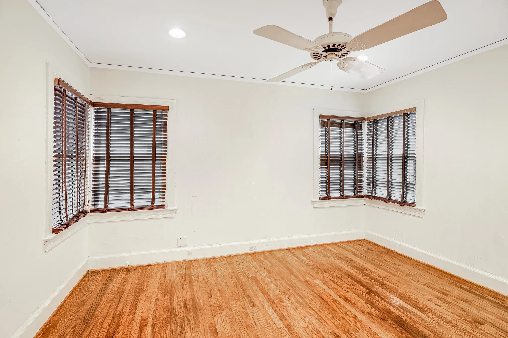 Single Family Residence For Sale in Dallas County , 5411 Stoneleigh Avenue, Dallas, Texas 75235, 2 Bedroom, 10 Bathroom, Garage spaces, 964 Sqft, built in 1937, mls#21409846, Real Estate Agent in Dallas, Homes For Sale in Dallas county, Homes For Sale in Dallas, Realtor in Dallas Texas, Real Estate Brokerage Independent Realty Texas, Luminita Cordes Realtor
