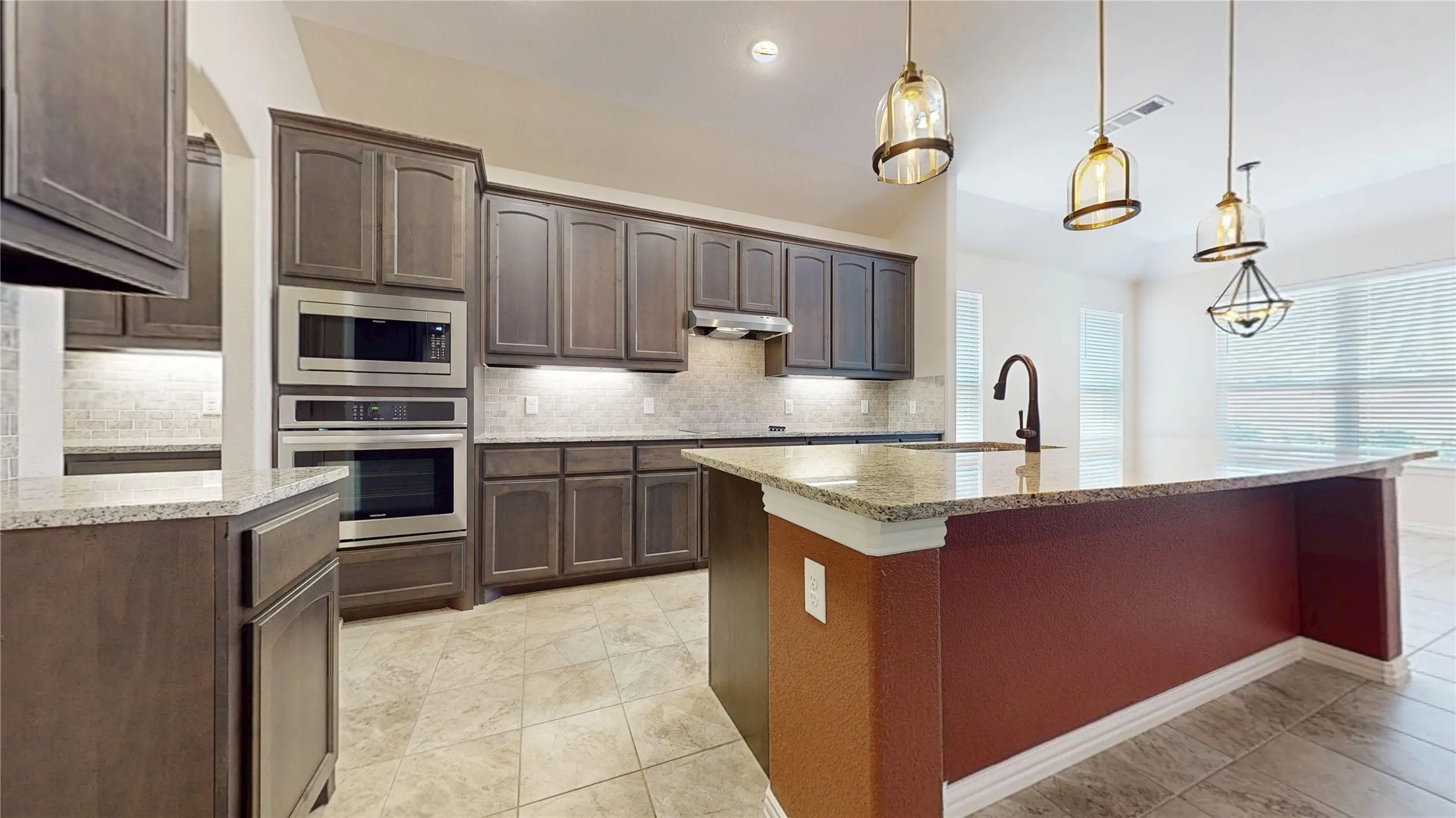Single Family Residence For Sale in Parker County , 1021 Flagstone Drive, Weatherford, Texas 76085, 4 Bedroom, 3 Bathroom, 3 Garage spaces, 2,448 Sqft, built in 2019, mls#21411197, Real Estate Agent in Weatherford, Homes For Sale in Parker county, Homes For Sale in Weatherford, Realtor in Weatherford Texas, Real Estate Brokerage Independent Realty Texas, Luminita Cordes Realtor