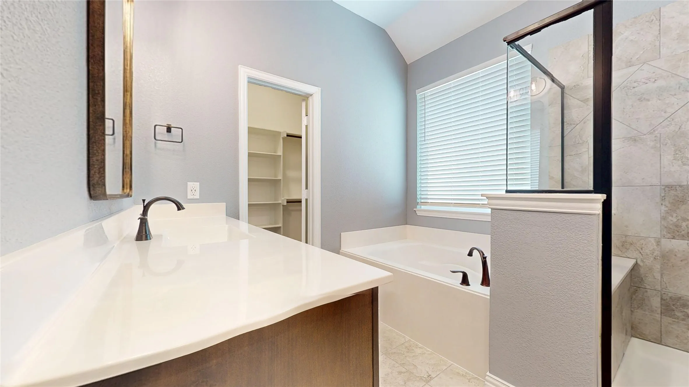 Single Family Residence For Sale in Parker County , 1021 Flagstone Drive, Weatherford, Texas 76085, 4 Bedroom, 3 Bathroom, 3 Garage spaces, 2,448 Sqft, built in 2019, mls#21411197, Real Estate Agent in Weatherford, Homes For Sale in Parker county, Homes For Sale in Weatherford, Realtor in Weatherford Texas, Real Estate Brokerage Independent Realty Texas, Luminita Cordes Realtor