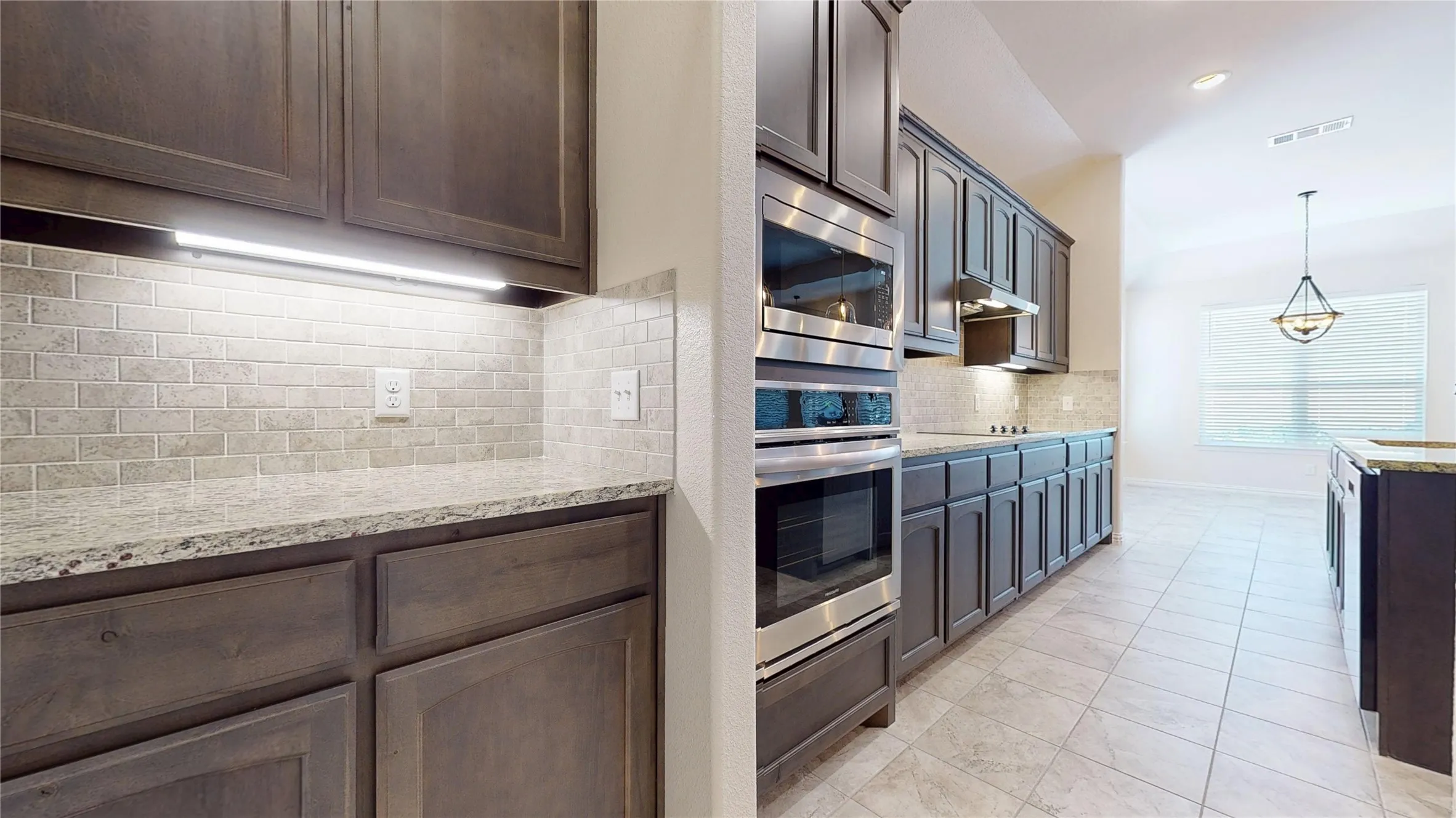 Single Family Residence For Sale in Parker County , 1021 Flagstone Drive, Weatherford, Texas 76085, 4 Bedroom, 3 Bathroom, 3 Garage spaces, 2,448 Sqft, built in 2019, mls#21411197, Real Estate Agent in Weatherford, Homes For Sale in Parker county, Homes For Sale in Weatherford, Realtor in Weatherford Texas, Real Estate Brokerage Independent Realty Texas, Luminita Cordes Realtor