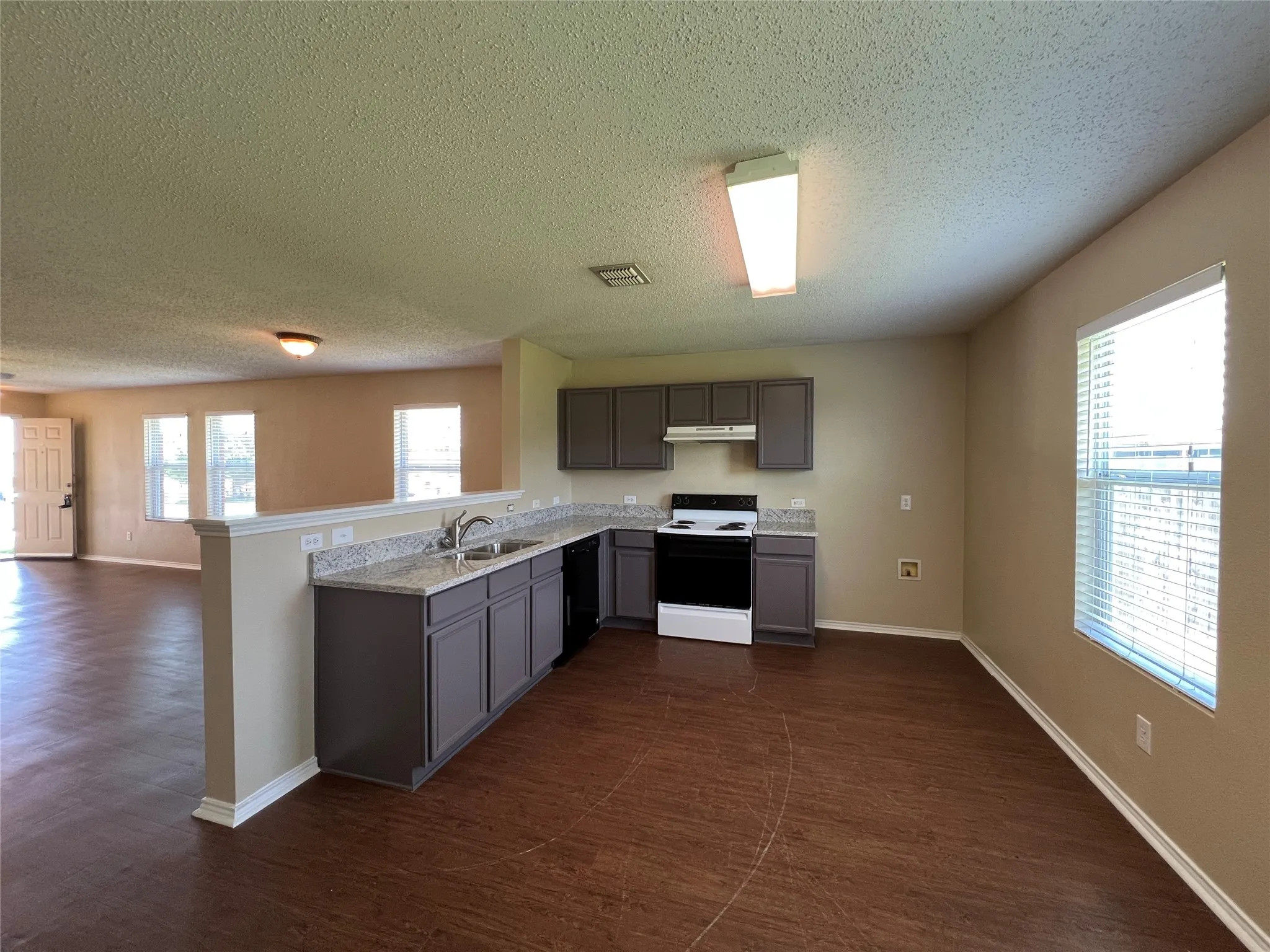 Single Family Residence For Rent in Tarrant County , 4888 Parkview Hills Lane, Fort Worth, Texas 76179, 3 Bedroom, 2 Bathroom, 2 Garage spaces, 1,606 Sqft, built in 2004, mls#21411266, Real Estate Agent in Fort Worth, Homes For Rent in Tarrant county, Homes For Rent in Fort Worth, Realtor in Fort Worth Texas, Real Estate Brokerage Independent Realty Texas, Luminita Cordes Realtor