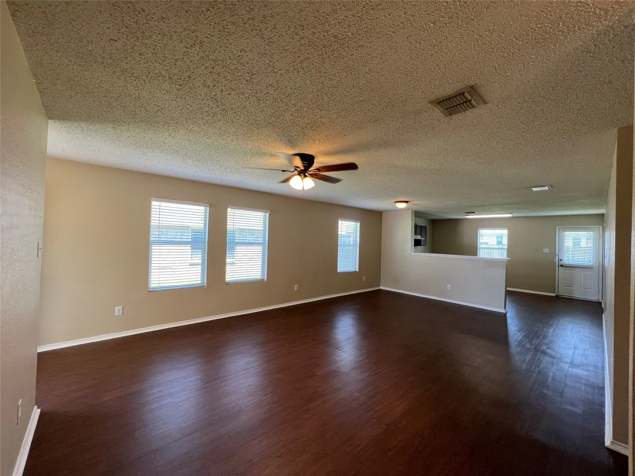 Single Family Residence For Rent in Tarrant County , 4888 Parkview Hills Lane, Fort Worth, Texas 76179, 3 Bedroom, 2 Bathroom, 2 Garage spaces, 1,606 Sqft, built in 2004, mls#21411266, Real Estate Agent in Fort Worth, Homes For Rent in Tarrant county, Homes For Rent in Fort Worth, Realtor in Fort Worth Texas, Real Estate Brokerage Independent Realty Texas, Luminita Cordes Realtor