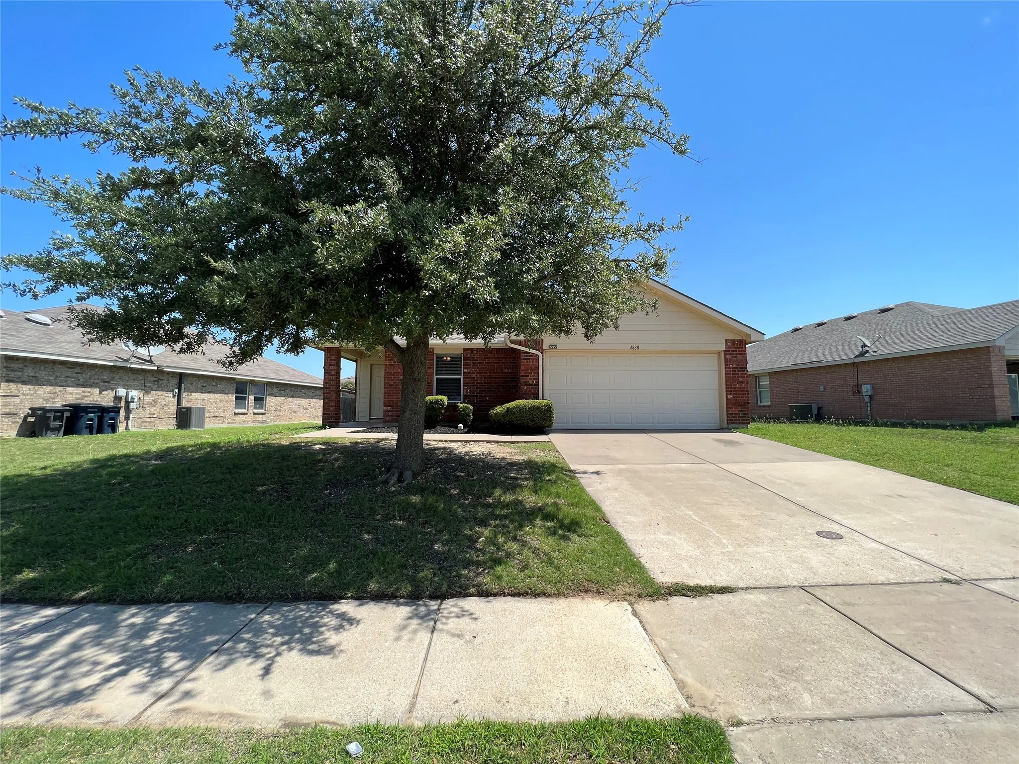 Single Family Residence For Rent in Tarrant County , 4888 Parkview Hills Lane, Fort Worth, Texas 76179, 3 Bedroom, 2 Bathroom, 2 Garage spaces, 1,606 Sqft, built in 2004, mls#21411266, Real Estate Agent in Fort Worth, Homes For Rent in Tarrant county, Homes For Rent in Fort Worth, Realtor in Fort Worth Texas, Real Estate Brokerage Independent Realty Texas, Luminita Cordes Realtor
