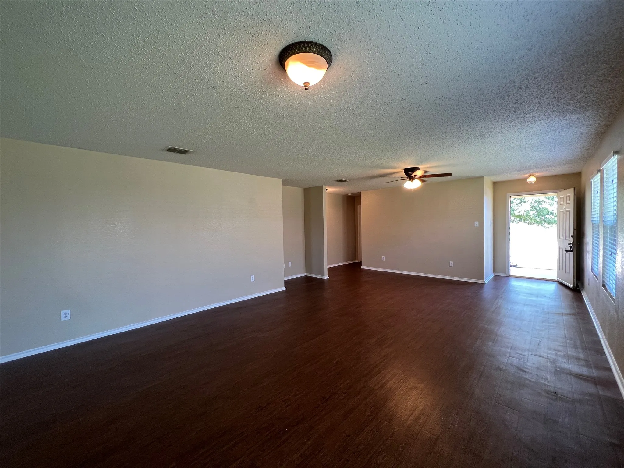 Single Family Residence For Rent in Tarrant County , 4888 Parkview Hills Lane, Fort Worth, Texas 76179, 3 Bedroom, 2 Bathroom, 2 Garage spaces, 1,606 Sqft, built in 2004, mls#21411266, Real Estate Agent in Fort Worth, Homes For Rent in Tarrant county, Homes For Rent in Fort Worth, Realtor in Fort Worth Texas, Real Estate Brokerage Independent Realty Texas, Luminita Cordes Realtor