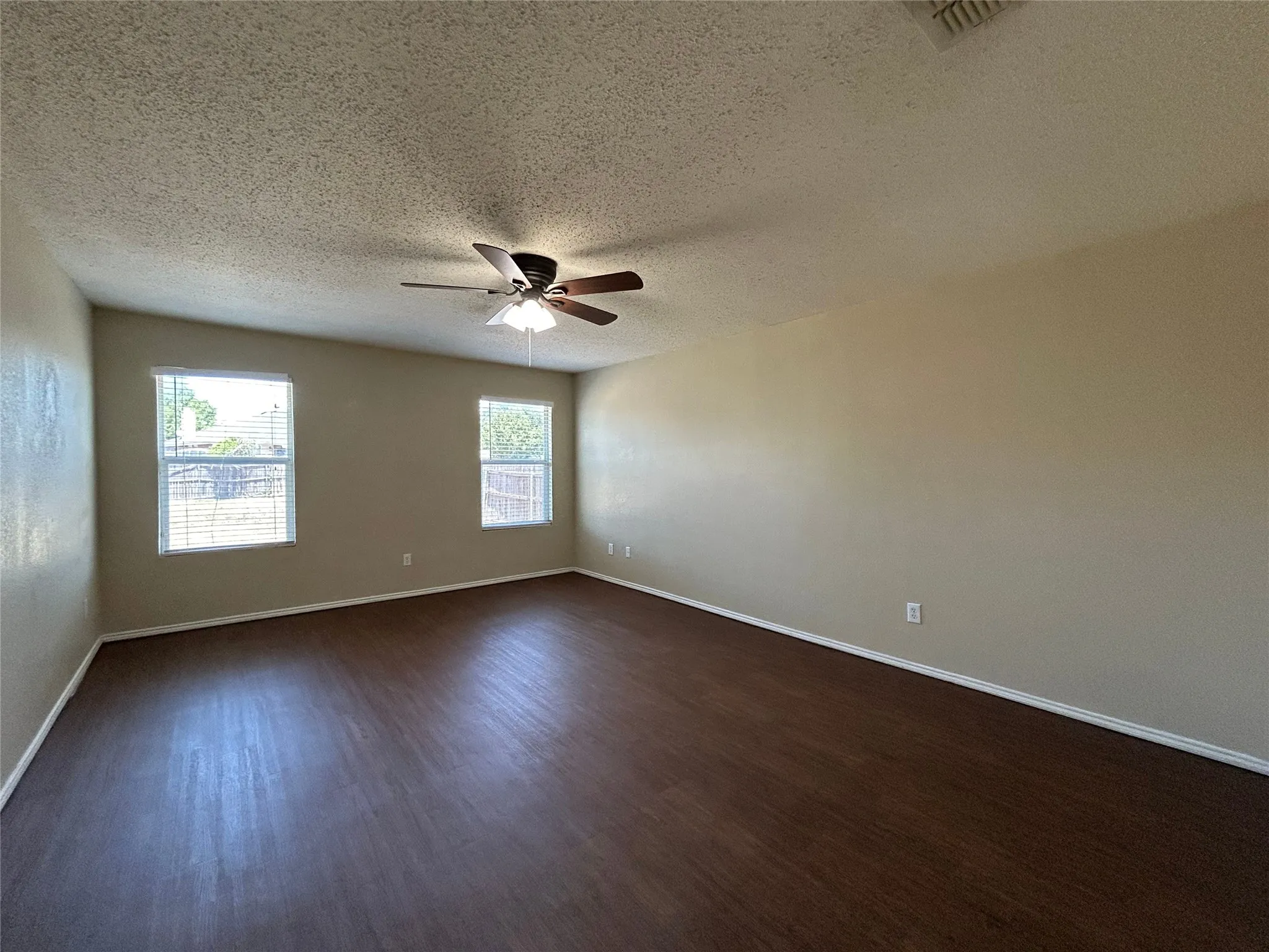 Single Family Residence For Rent in Tarrant County , 4888 Parkview Hills Lane, Fort Worth, Texas 76179, 3 Bedroom, 2 Bathroom, 2 Garage spaces, 1,606 Sqft, built in 2004, mls#21411266, Real Estate Agent in Fort Worth, Homes For Rent in Tarrant county, Homes For Rent in Fort Worth, Realtor in Fort Worth Texas, Real Estate Brokerage Independent Realty Texas, Luminita Cordes Realtor