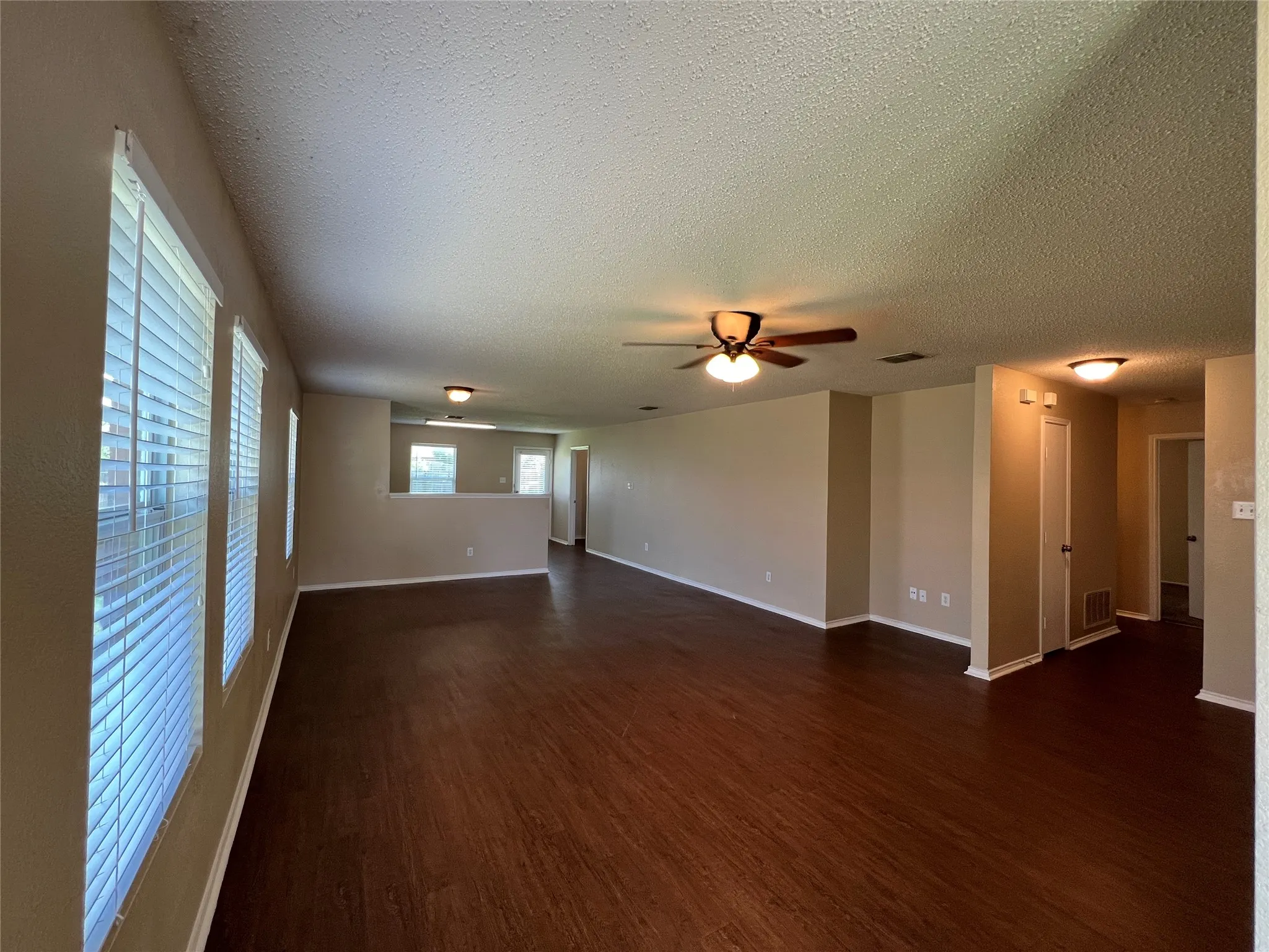 Single Family Residence For Rent in Tarrant County , 4888 Parkview Hills Lane, Fort Worth, Texas 76179, 3 Bedroom, 2 Bathroom, 2 Garage spaces, 1,606 Sqft, built in 2004, mls#21411266, Real Estate Agent in Fort Worth, Homes For Rent in Tarrant county, Homes For Rent in Fort Worth, Realtor in Fort Worth Texas, Real Estate Brokerage Independent Realty Texas, Luminita Cordes Realtor