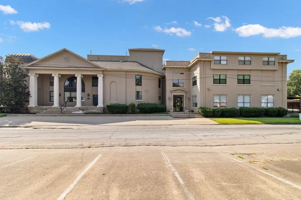 Condominium For Sale in Navarro County , 603 W 6TH Avenue 103, Corsicana, Texas 75110, 2 Bedroom, 2 Bathroom, Garage spaces, 1,475 Sqft, built in 2001, mls#21410530, Real Estate Agent in Corsicana, Homes For Sale in Navarro county, Homes For Sale in Corsicana, Realtor in Corsicana Texas, Real Estate Brokerage Independent Realty Texas, Luminita Cordes Realtor