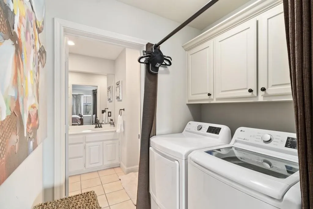 Condominium For Sale in Navarro County , 603 W 6TH Avenue 103, Corsicana, Texas 75110, 2 Bedroom, 2 Bathroom, Garage spaces, 1,475 Sqft, built in 2001, mls#21410530, Real Estate Agent in Corsicana, Homes For Sale in Navarro county, Homes For Sale in Corsicana, Realtor in Corsicana Texas, Real Estate Brokerage Independent Realty Texas, Luminita Cordes Realtor