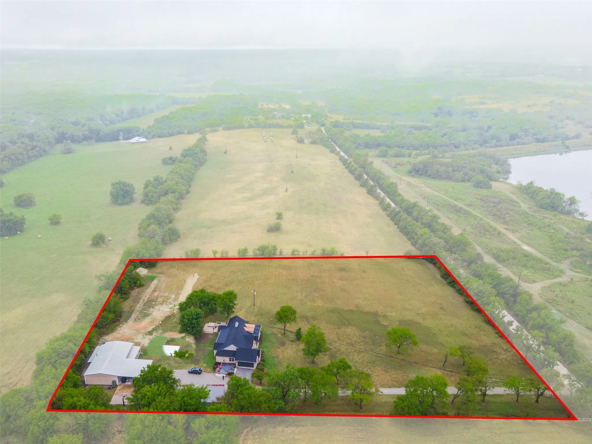 Single Family Residence For Sale in Grayson County , 695 Harris Lane, Whitewright, Texas 75491, 3 Bedroom, 3 Bathroom, 5 Garage spaces, 2,400 Sqft, built in 2012, mls#21402808, Real Estate Agent in Whitewright, Homes For Sale in Grayson county, Homes For Sale in Whitewright, Realtor in Whitewright Texas, Real Estate Brokerage Independent Realty Texas, Luminita Cordes Realtor