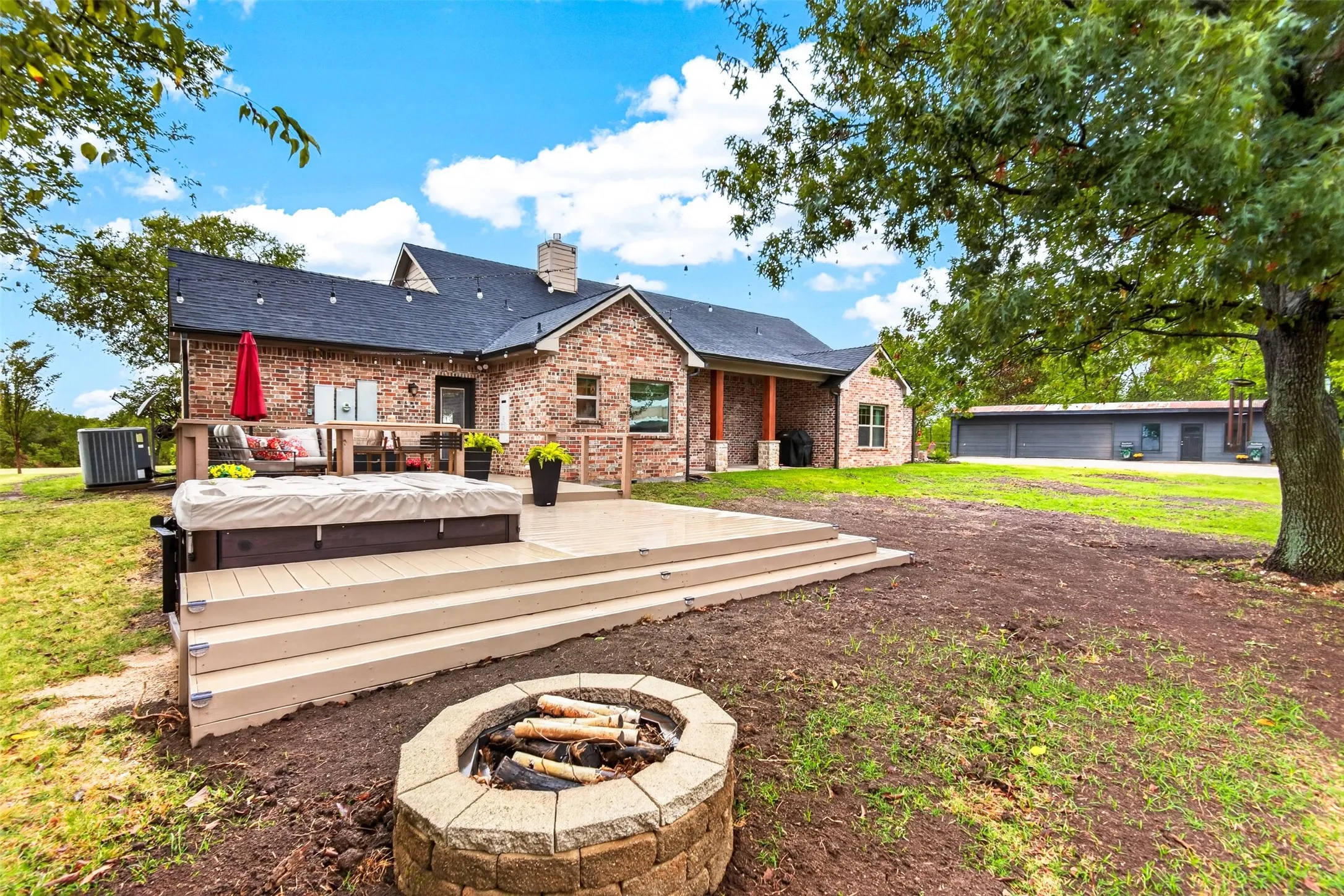 Single Family Residence For Sale in Grayson County , 695 Harris Lane, Whitewright, Texas 75491, 3 Bedroom, 3 Bathroom, 5 Garage spaces, 2,400 Sqft, built in 2012, mls#21402808, Real Estate Agent in Whitewright, Homes For Sale in Grayson county, Homes For Sale in Whitewright, Realtor in Whitewright Texas, Real Estate Brokerage Independent Realty Texas, Luminita Cordes Realtor