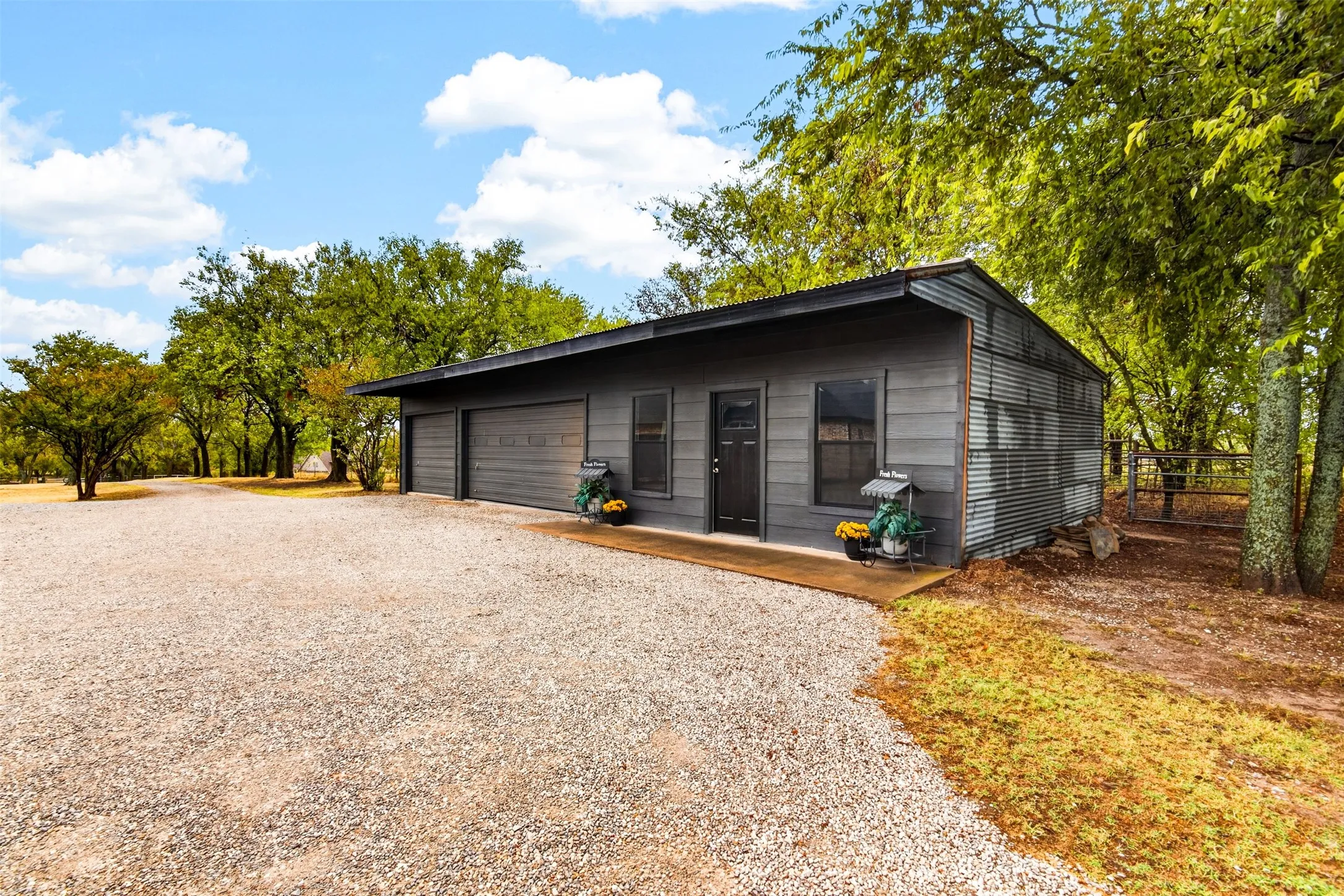 Single Family Residence For Sale in Grayson County , 695 Harris Lane, Whitewright, Texas 75491, 3 Bedroom, 3 Bathroom, 5 Garage spaces, 2,400 Sqft, built in 2012, mls#21402808, Real Estate Agent in Whitewright, Homes For Sale in Grayson county, Homes For Sale in Whitewright, Realtor in Whitewright Texas, Real Estate Brokerage Independent Realty Texas, Luminita Cordes Realtor