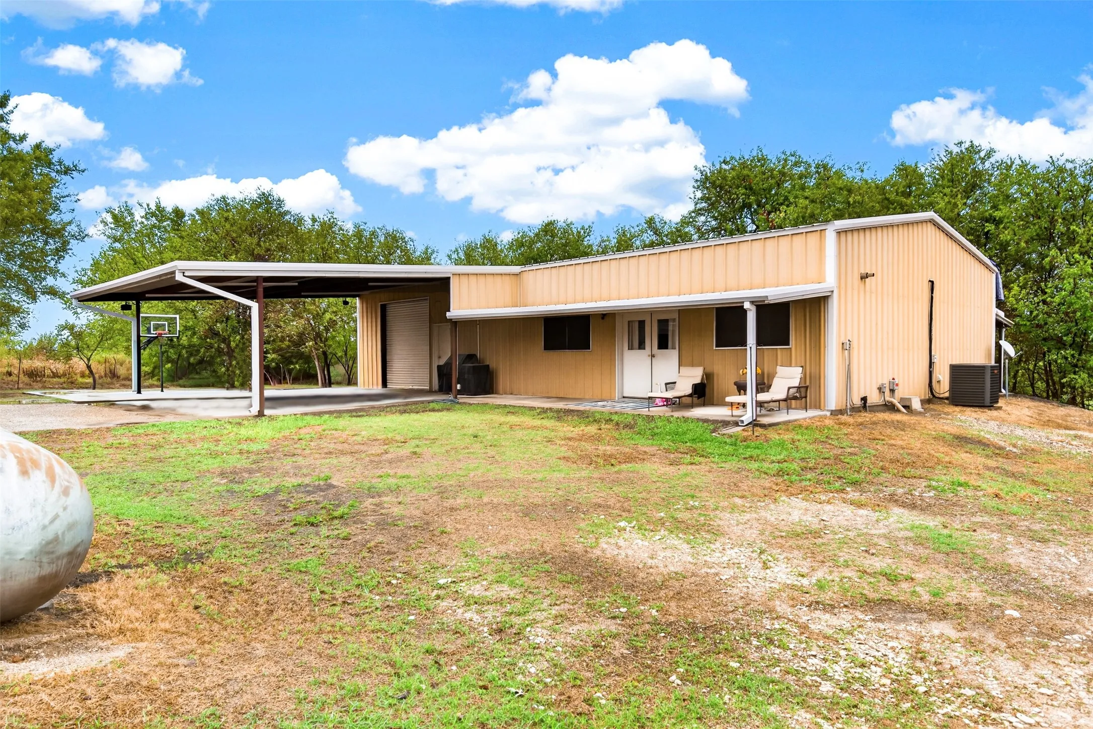 Single Family Residence For Sale in Grayson County , 695 Harris Lane, Whitewright, Texas 75491, 3 Bedroom, 3 Bathroom, 5 Garage spaces, 2,400 Sqft, built in 2012, mls#21402808, Real Estate Agent in Whitewright, Homes For Sale in Grayson county, Homes For Sale in Whitewright, Realtor in Whitewright Texas, Real Estate Brokerage Independent Realty Texas, Luminita Cordes Realtor