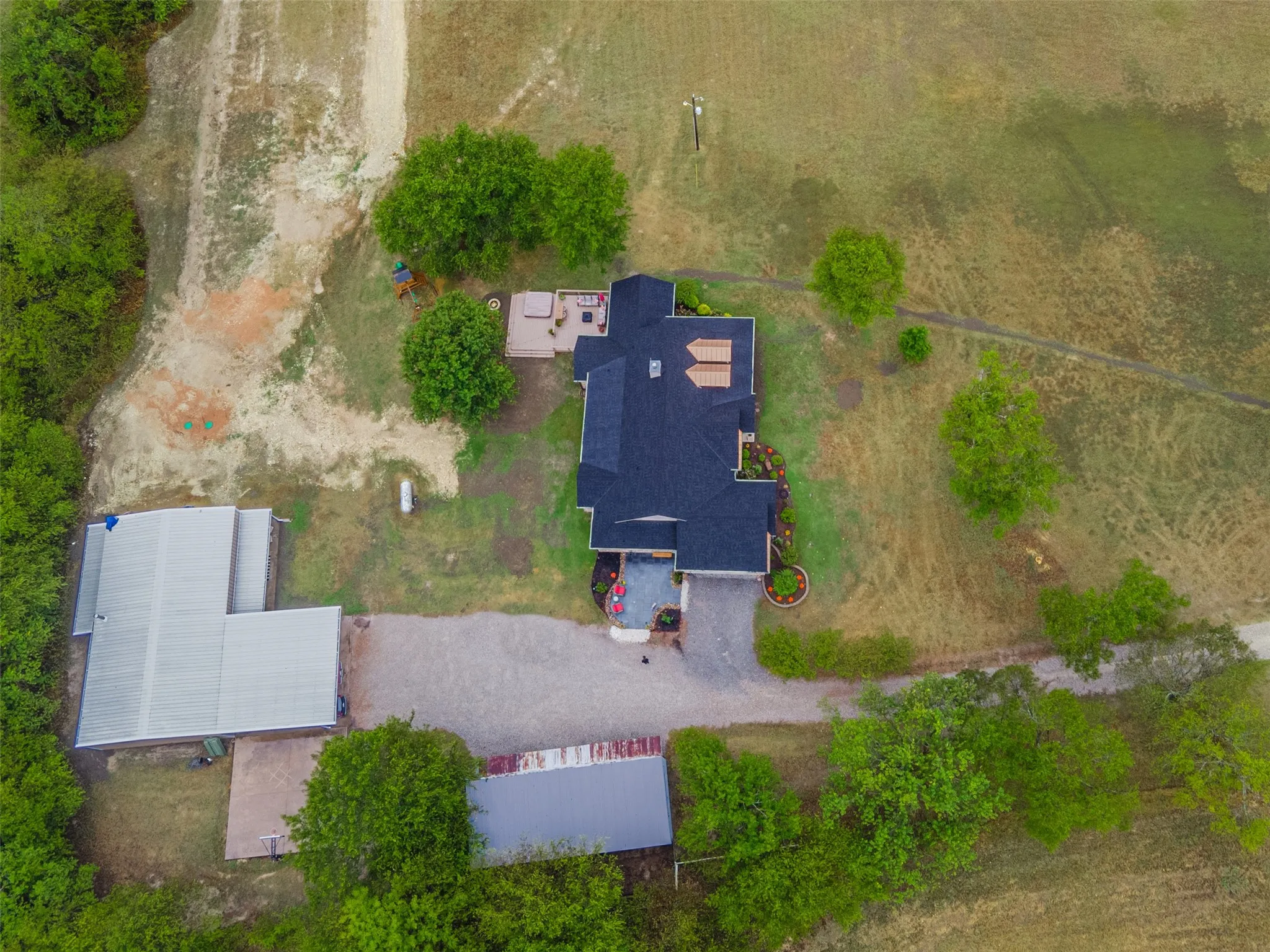 Single Family Residence For Sale in Grayson County , 695 Harris Lane, Whitewright, Texas 75491, 3 Bedroom, 3 Bathroom, 5 Garage spaces, 2,400 Sqft, built in 2012, mls#21402808, Real Estate Agent in Whitewright, Homes For Sale in Grayson county, Homes For Sale in Whitewright, Realtor in Whitewright Texas, Real Estate Brokerage Independent Realty Texas, Luminita Cordes Realtor