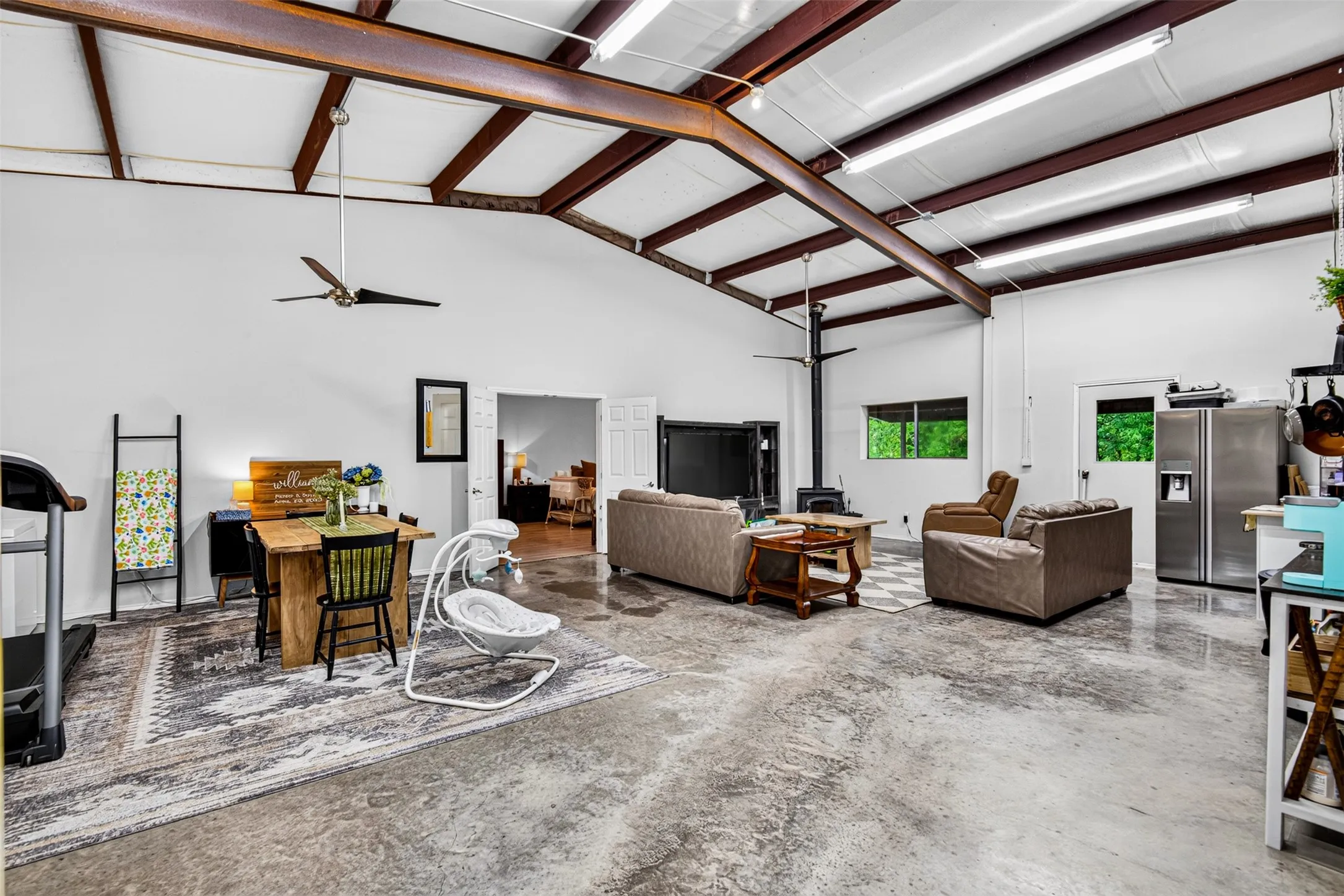 Single Family Residence For Sale in Grayson County , 695 Harris Lane, Whitewright, Texas 75491, 3 Bedroom, 3 Bathroom, 5 Garage spaces, 2,400 Sqft, built in 2012, mls#21402808, Real Estate Agent in Whitewright, Homes For Sale in Grayson county, Homes For Sale in Whitewright, Realtor in Whitewright Texas, Real Estate Brokerage Independent Realty Texas, Luminita Cordes Realtor