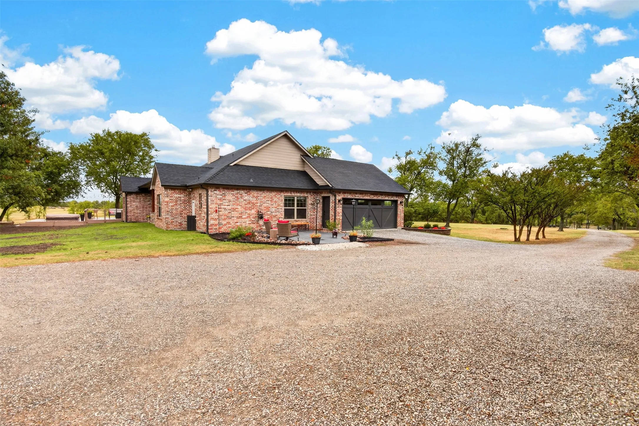 Single Family Residence For Sale in Grayson County , 695 Harris Lane, Whitewright, Texas 75491, 3 Bedroom, 3 Bathroom, 5 Garage spaces, 2,400 Sqft, built in 2012, mls#21402808, Real Estate Agent in Whitewright, Homes For Sale in Grayson county, Homes For Sale in Whitewright, Realtor in Whitewright Texas, Real Estate Brokerage Independent Realty Texas, Luminita Cordes Realtor