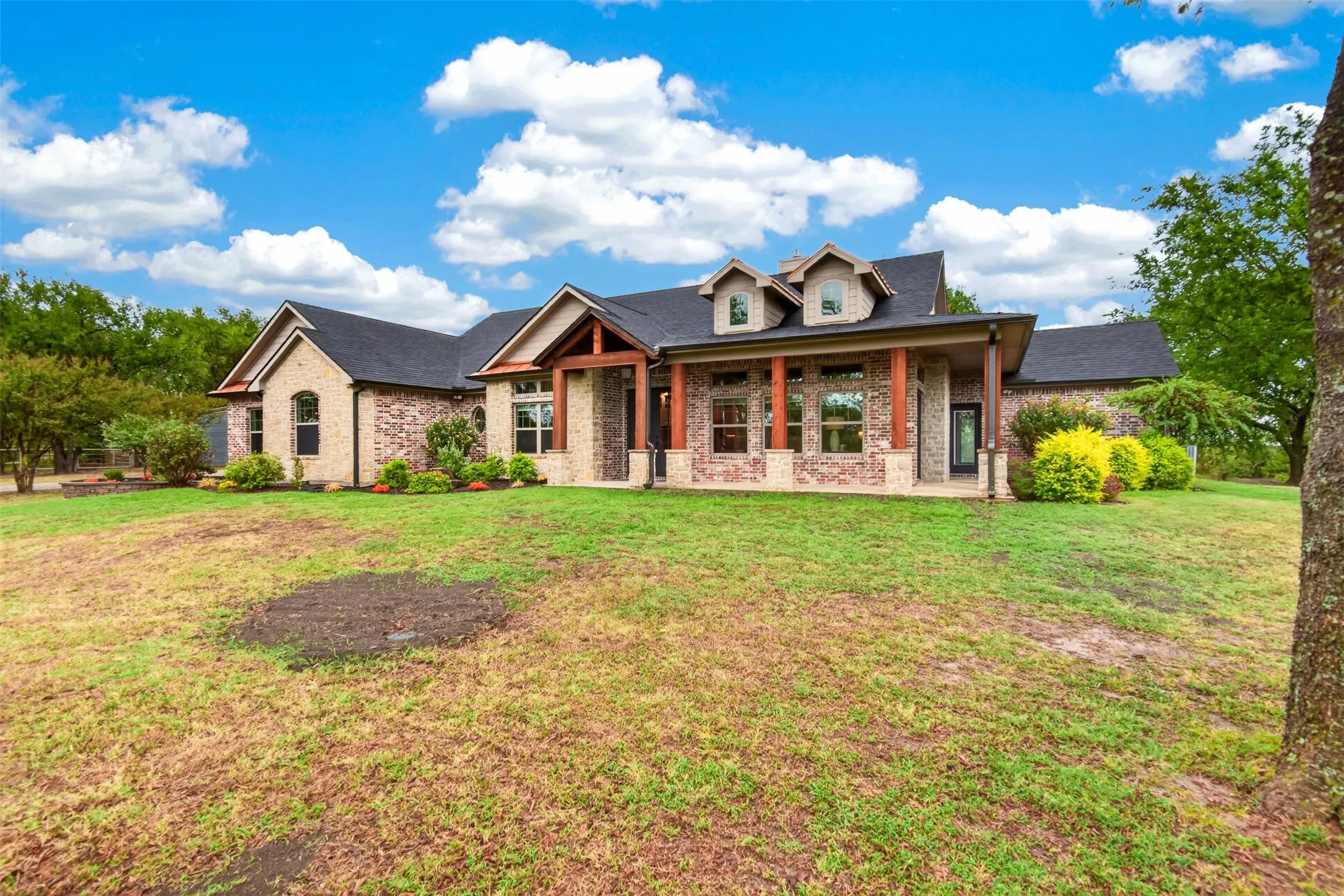 Single Family Residence For Sale in Grayson County , 695 Harris Lane, Whitewright, Texas 75491, 3 Bedroom, 3 Bathroom, 5 Garage spaces, 2,400 Sqft, built in 2012, mls#21402808, Real Estate Agent in Whitewright, Homes For Sale in Grayson county, Homes For Sale in Whitewright, Realtor in Whitewright Texas, Real Estate Brokerage Independent Realty Texas, Luminita Cordes Realtor