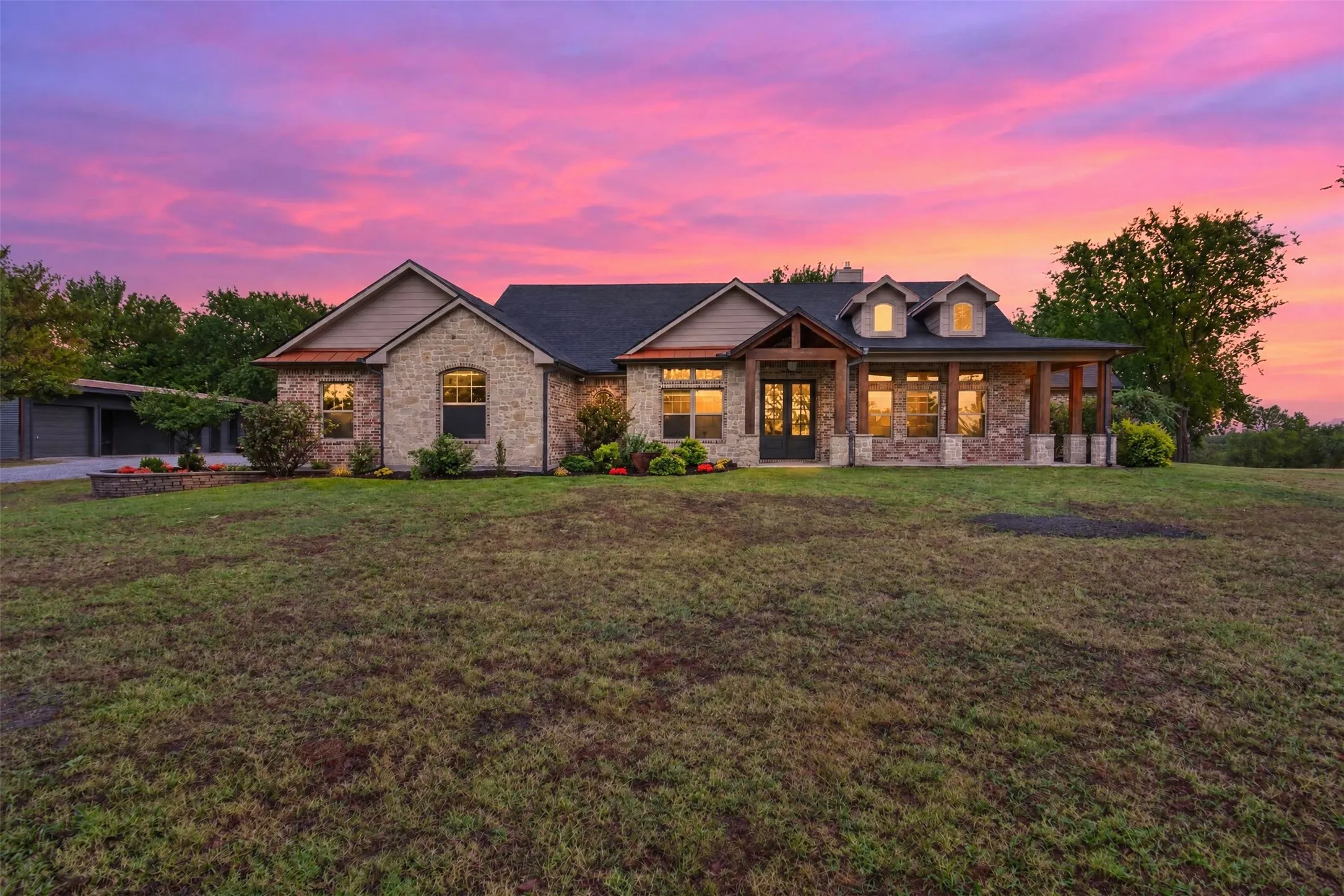 Single Family Residence For Sale in Grayson County , 695 Harris Lane, Whitewright, Texas 75491, 3 Bedroom, 3 Bathroom, 5 Garage spaces, 2,400 Sqft, built in 2012, mls#21402808, Real Estate Agent in Whitewright, Homes For Sale in Grayson county, Homes For Sale in Whitewright, Realtor in Whitewright Texas, Real Estate Brokerage Independent Realty Texas, Luminita Cordes Realtor