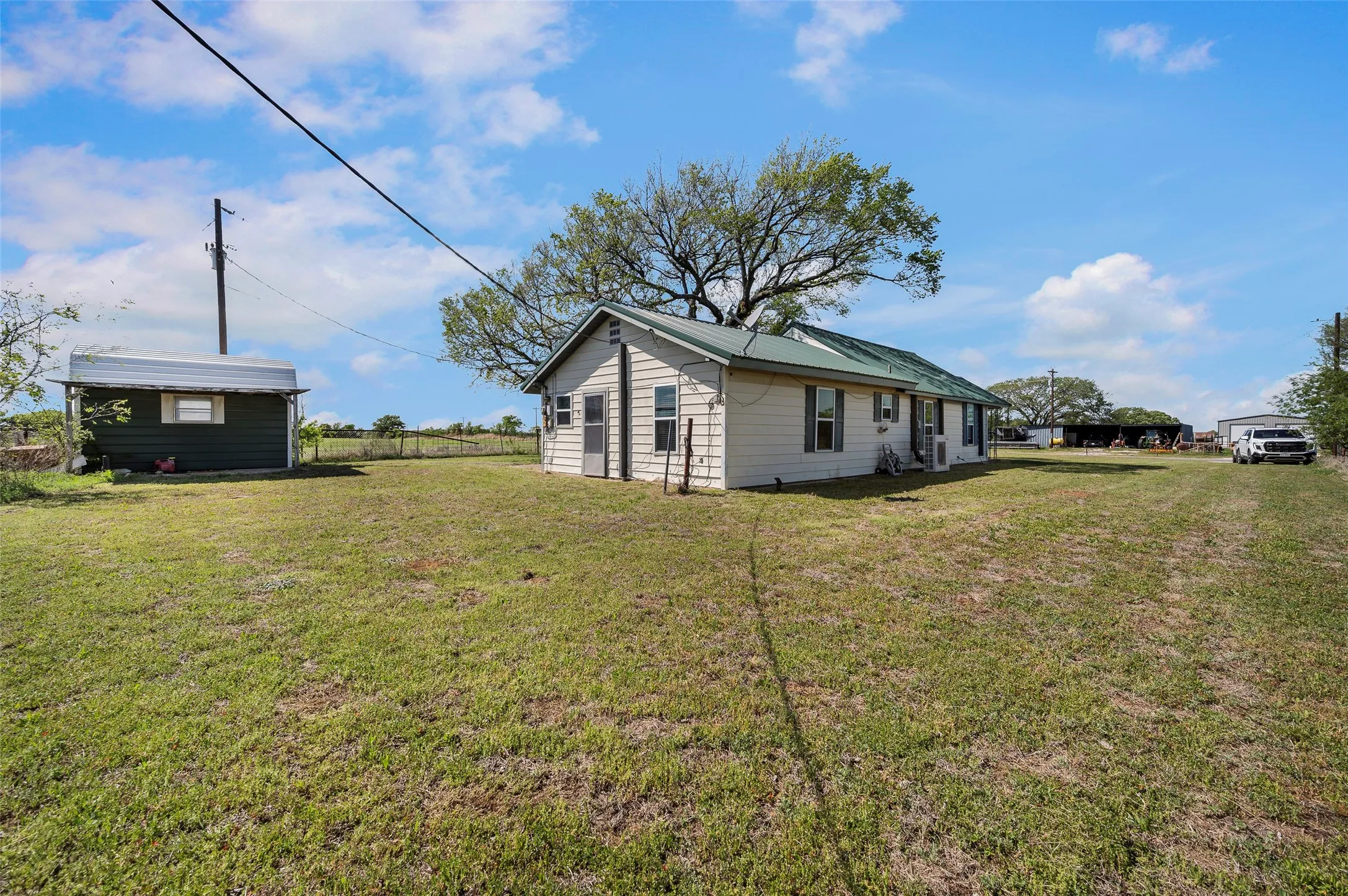 Single Family Residence For Sale in Montague County , 3913 Fm1956, Nocona, Texas 76255, 2 Bedroom, 1 Bathroom, Garage spaces, 1,151 Sqft, built in 1970, mls#21411288, Real Estate Agent in Nocona, Homes For Sale in Montague county, Homes For Sale in Nocona, Realtor in Nocona Texas, Real Estate Brokerage Independent Realty Texas, Luminita Cordes Realtor