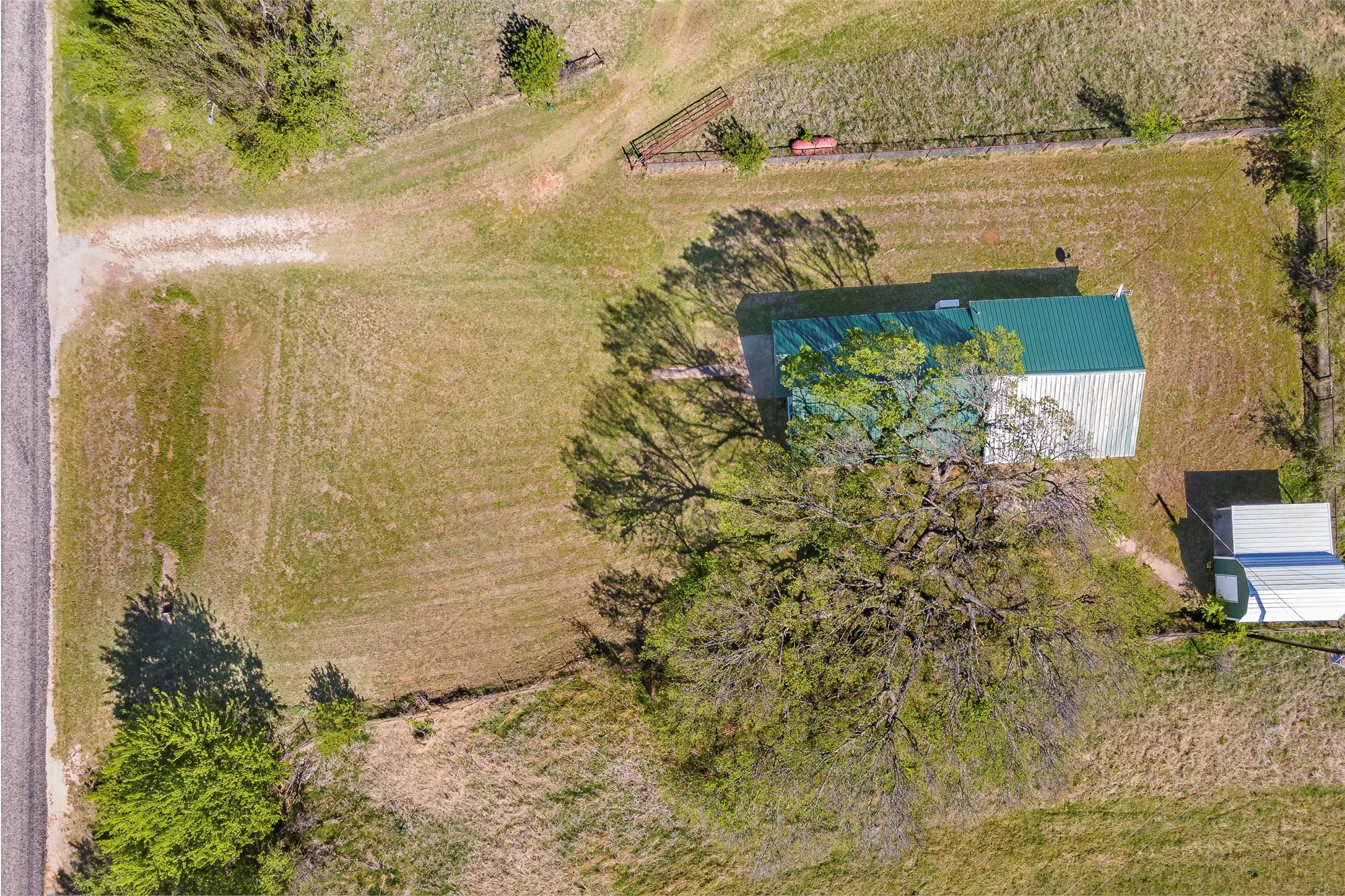 Single Family Residence For Sale in Montague County , 3913 Fm1956, Nocona, Texas 76255, 2 Bedroom, 1 Bathroom, Garage spaces, 1,151 Sqft, built in 1970, mls#21411288, Real Estate Agent in Nocona, Homes For Sale in Montague county, Homes For Sale in Nocona, Realtor in Nocona Texas, Real Estate Brokerage Independent Realty Texas, Luminita Cordes Realtor