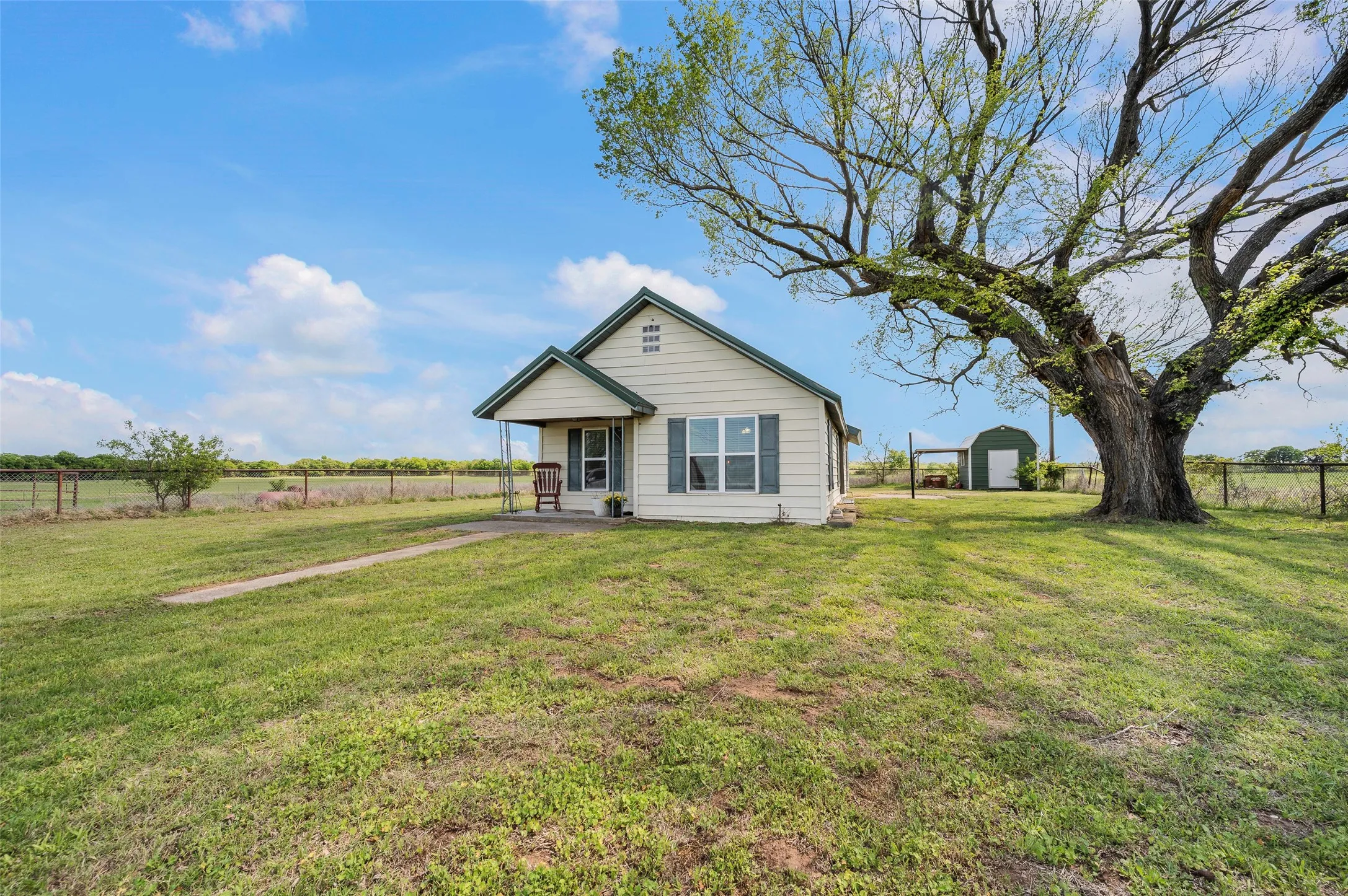 Single Family Residence For Sale in Montague County , 3913 Fm1956, Nocona, Texas 76255, 2 Bedroom, 1 Bathroom, Garage spaces, 1,151 Sqft, built in 1970, mls#21411288, Real Estate Agent in Nocona, Homes For Sale in Montague county, Homes For Sale in Nocona, Realtor in Nocona Texas, Real Estate Brokerage Independent Realty Texas, Luminita Cordes Realtor