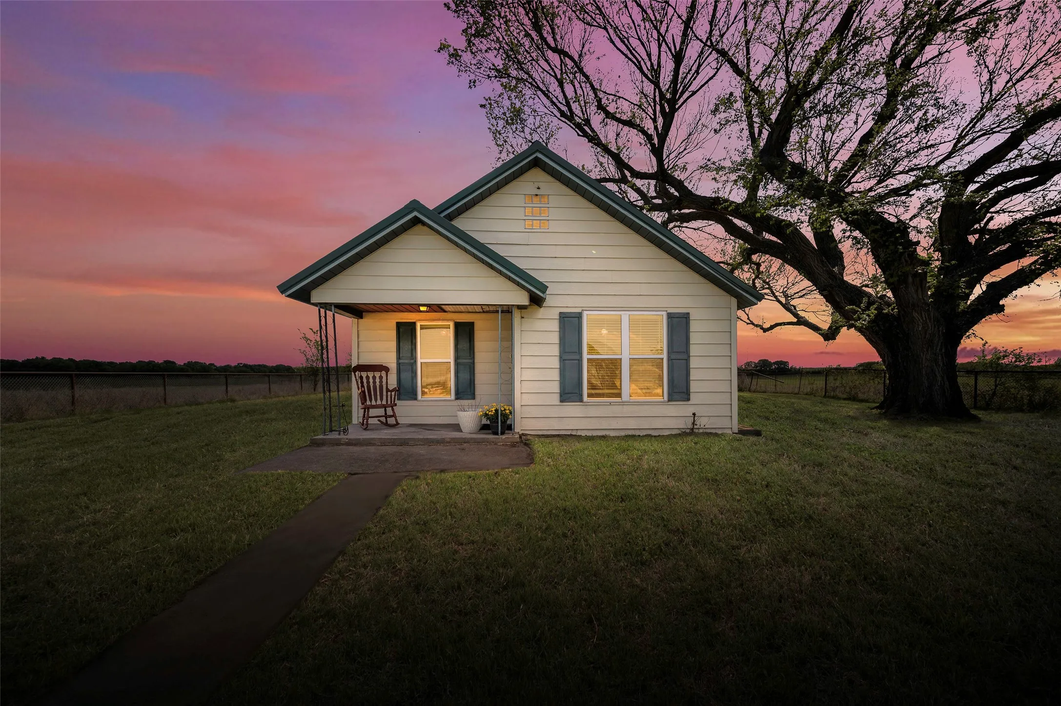 Single Family Residence For Sale in Montague County , 3913 Fm1956, Nocona, Texas 76255, 2 Bedroom, 1 Bathroom, Garage spaces, 1,151 Sqft, built in 1970, mls#21411288, Real Estate Agent in Nocona, Homes For Sale in Montague county, Homes For Sale in Nocona, Realtor in Nocona Texas, Real Estate Brokerage Independent Realty Texas, Luminita Cordes Realtor