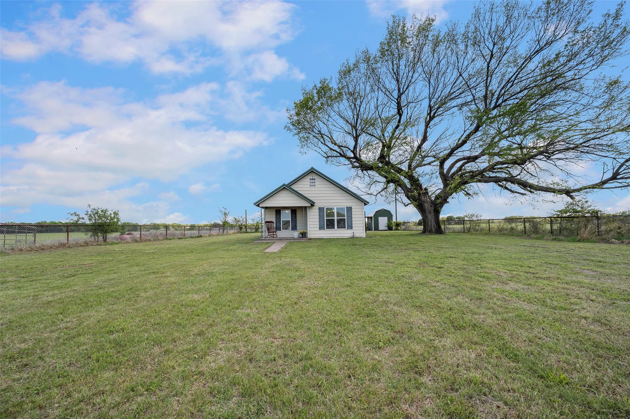 Single Family Residence For Sale in Montague County , 3913 Fm1956, Nocona, Texas 76255, 2 Bedroom, 1 Bathroom, Garage spaces, 1,151 Sqft, built in 1970, mls#21411288, Real Estate Agent in Nocona, Homes For Sale in Montague county, Homes For Sale in Nocona, Realtor in Nocona Texas, Real Estate Brokerage Independent Realty Texas, Luminita Cordes Realtor