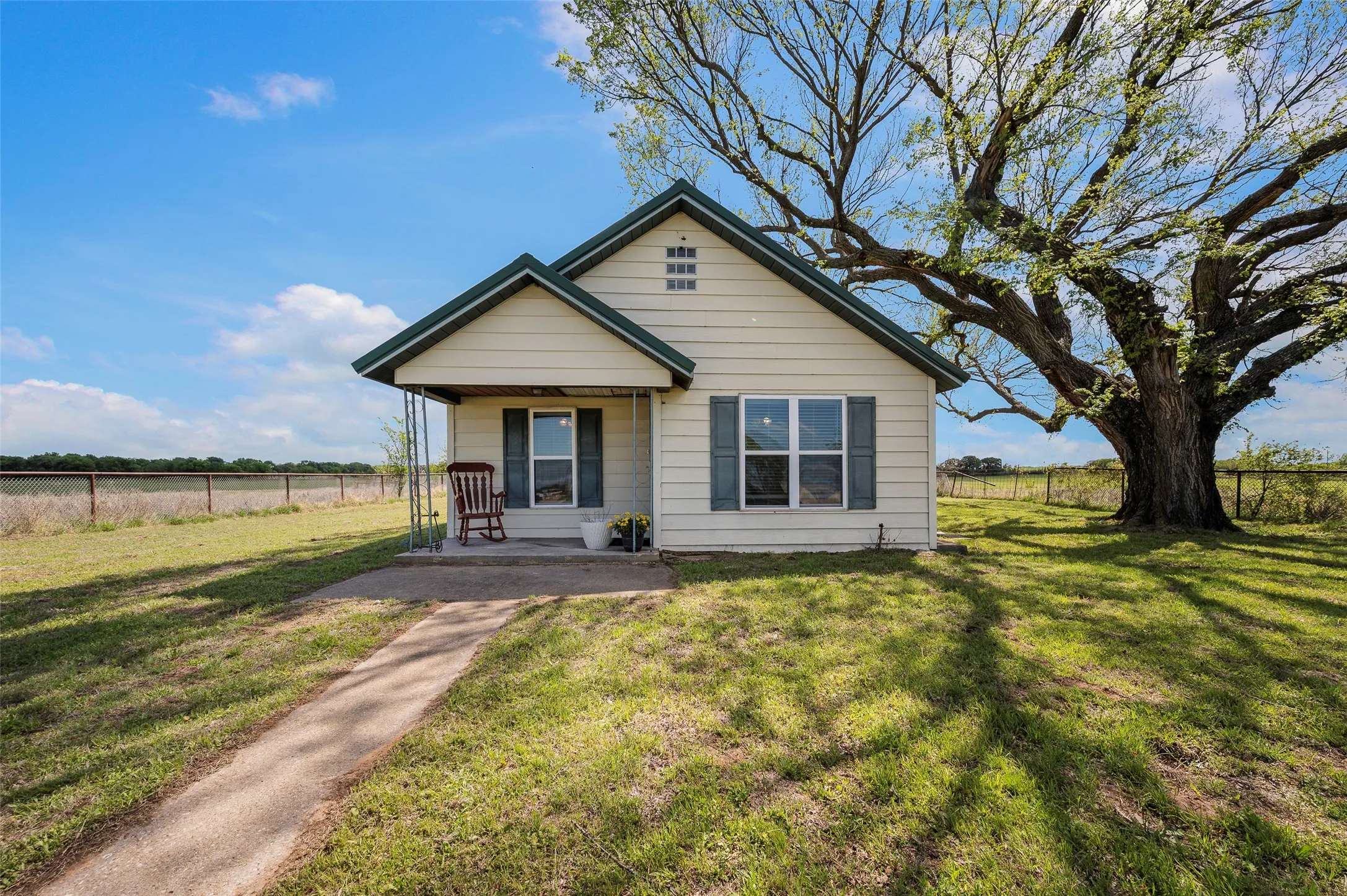 Single Family Residence For Sale in Montague County , 3913 Fm1956, Nocona, Texas 76255, 2 Bedroom, 1 Bathroom, Garage spaces, 1,151 Sqft, built in 1970, mls#21411288, Real Estate Agent in Nocona, Homes For Sale in Montague county, Homes For Sale in Nocona, Realtor in Nocona Texas, Real Estate Brokerage Independent Realty Texas, Luminita Cordes Realtor