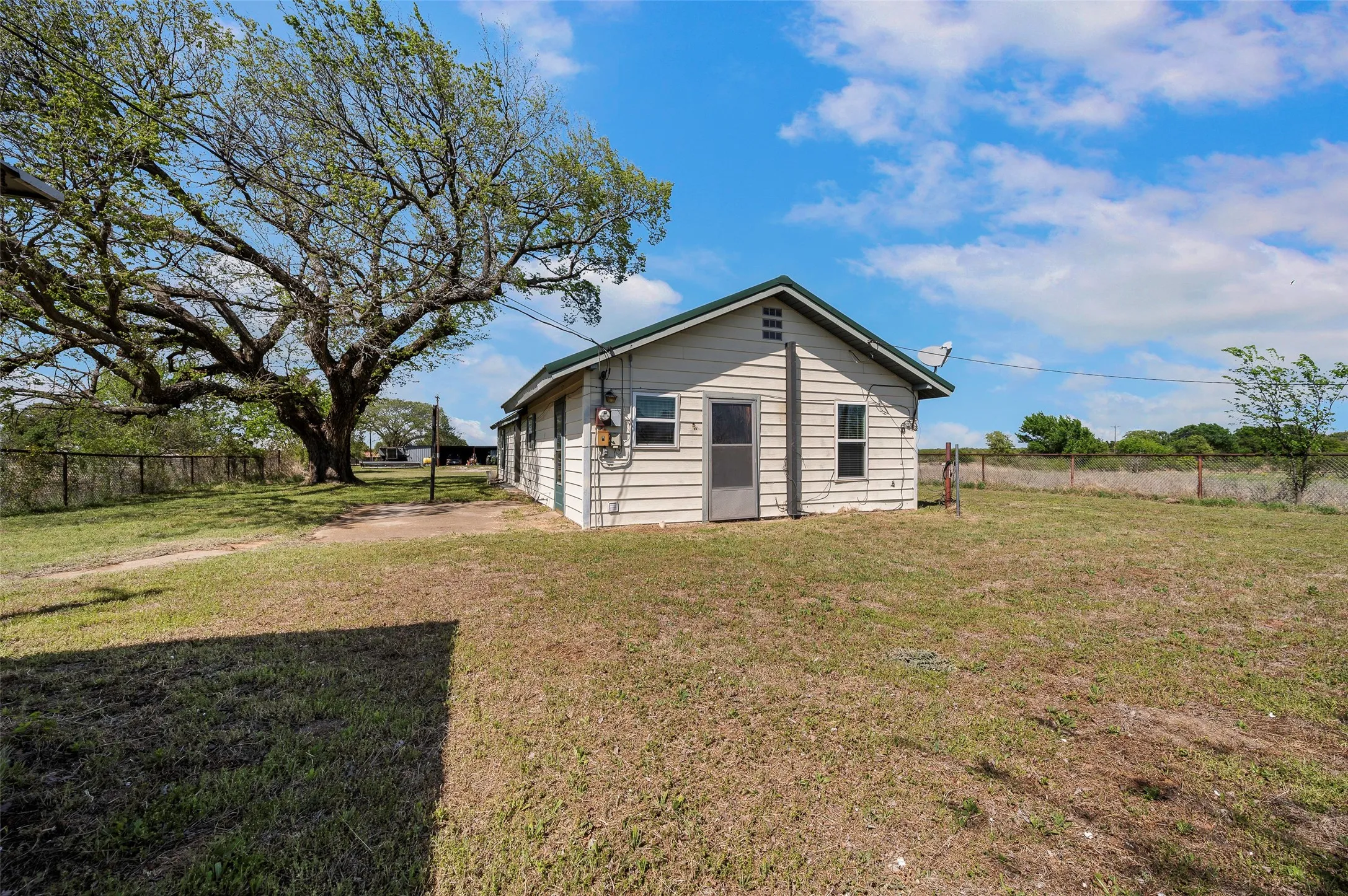 Single Family Residence For Sale in Montague County , 3913 Fm1956, Nocona, Texas 76255, 2 Bedroom, 1 Bathroom, Garage spaces, 1,151 Sqft, built in 1970, mls#21411288, Real Estate Agent in Nocona, Homes For Sale in Montague county, Homes For Sale in Nocona, Realtor in Nocona Texas, Real Estate Brokerage Independent Realty Texas, Luminita Cordes Realtor