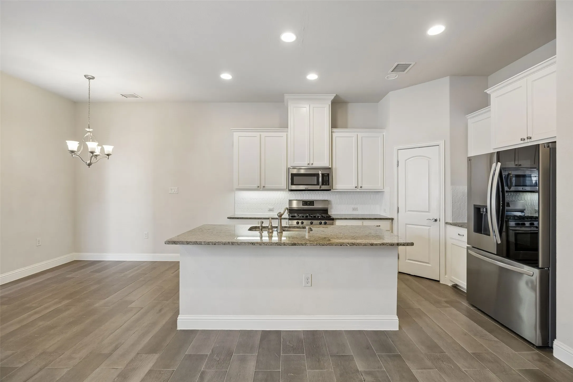 Townhouse For Rent in Tarrant County , 4135 Cascade Sky Drive, Arlington, Texas 76005, 3 Bedroom, 3 Bathroom, 2 Garage spaces, 1,851 Sqft, built in 2014, mls#21409035, Real Estate Agent in Arlington, Homes For Rent in Tarrant county, Homes For Rent in Arlington, Realtor in Arlington Texas, Real Estate Brokerage Independent Realty Texas, Luminita Cordes Realtor